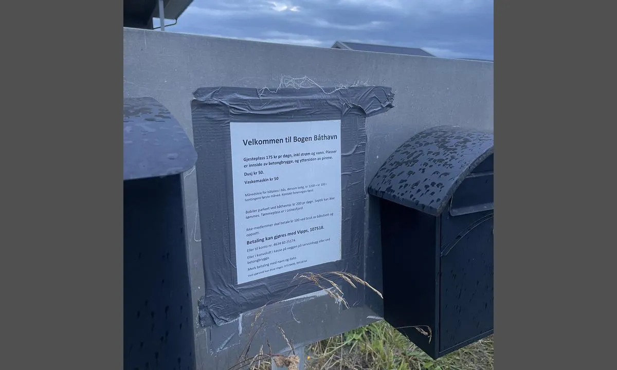 Bogen Småbåthavn - Bogøy: {"base": "no", "no": "Oppslag p\u00e5 pir", "se": "Skylt p\u00e5 pir", "en": "Notice on pier", "da": "Opslag p\u00e5 mole"}