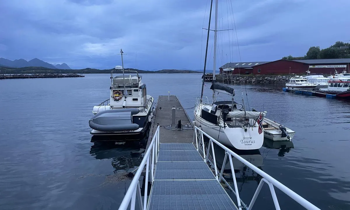 Bogen Småbåthavn - Bogøy: {"base": "no", "no": "Pir med vann str\u00f8m og diesel", "se": "Pir med vatten, str\u00f6m och diesel", "en": "Pier with water, electricity, and diesel", "da": "Mole med vand, str\u00f8m og diesel"}