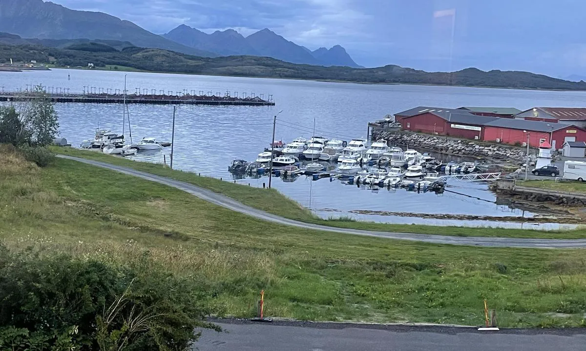 Bogen Småbåthavn - Bogøy: {"base": "no", "no": "Oversikt av b\u00e5thamna", "se": "\u00d6versikt av b\u00e5thamnen", "en": "Overview of the marina", "da": "Oversigt over lystb\u00e5dehavnen"}