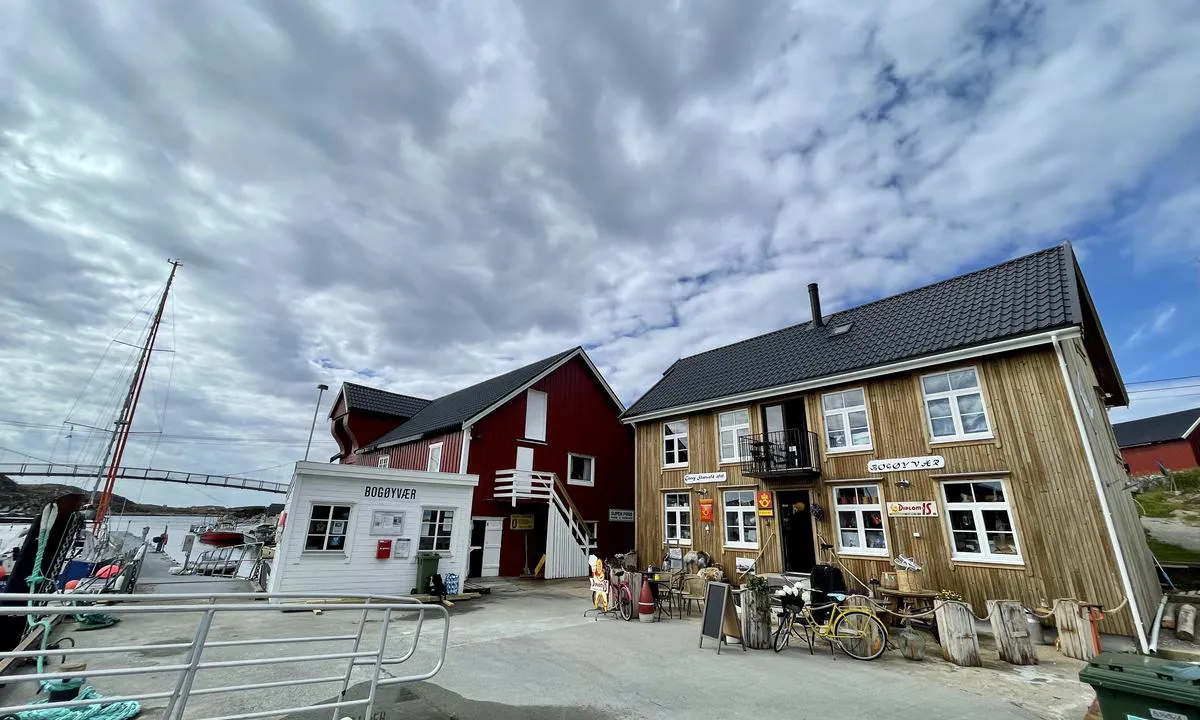 Bogøyvær Gjestehavn: Artig plass med ei velfylt krambu side om side med «Supen Pub». Ingen matvarer dog.