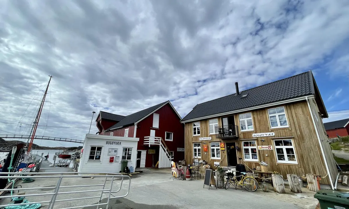Bogøyvær Gjestehavn: {"base": "no", "no": "Artig plass med ei velfylt krambu side om side med \u00abSupen Pub\u00bb. Ingen matvarer dog.", "se": "Rolig plats med en v\u00e4lfylld butik sida vid sida med \u00abSupen Pub\u00bb. Inga livsmedel dock.", "en": "Fun place with a well-stocked general store side by side with 'Supen Pub'. No groceries though.", "da": "Sjovt sted med en veludstyret butik side om side med \u00abSupen Pub\u00bb. Ingen dagligvarer dog."}