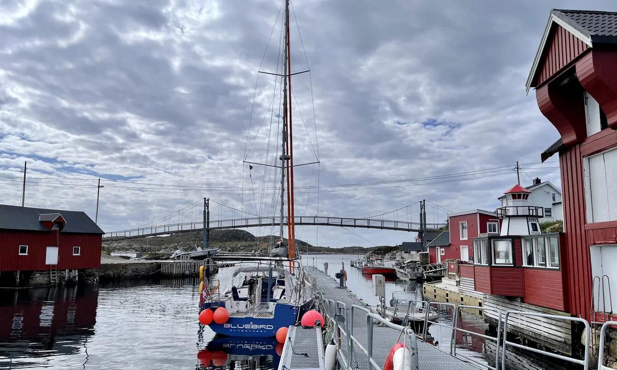 Bogøyvær Gjestehavn: {"base": "no", "no": "Bru og spenn i s\u00f8r enden av flytebrygga gj\u00f8r at seilb\u00e5ter m\u00e5 entre inn nordfra. Skiltet i forgrunnen angir hvor man skal holde klar for ruteg\u00e5ende trafikk.", "se": "Bro och sp\u00e4nn i den s\u00f6dra \u00e4nden av flytbryggan g\u00f6r att segelb\u00e5tar m\u00e5ste g\u00e5 in norrifr\u00e5n. Skylten i f\u00f6rgrunden anger var man ska h\u00e5lla undan f\u00f6r regulj\u00e4r trafik.", "en": "Bridge and span at the southern end of the floating dock mean that sailboats must enter from the north. The sign in the foreground indicates where to keep clear for regular traffic.", "da": "Bro og sp\u00e6nd i den sydlige ende af flydebroen g\u00f8r, at sejlb\u00e5de m\u00e5 entre ind nordfra. Skiltet i forgrunden angiver, hvor man skal holde klar af rutefart."}