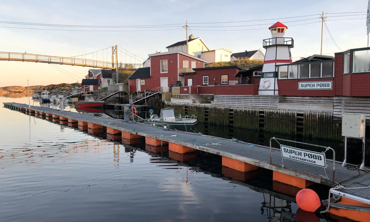 Bogøyvær Gjestehavn: {"base": "no", "no": "Gjestebrygga p\u00e5 Bog\u00f8yv\u00e6r ligger rett utenfor Supen P\u00f8bb.", "se": "G\u00e4stbryggan p\u00e5 Bog\u00f8yv\u00e6r ligger precis utanf\u00f6r Supen P\u00f8bb.", "en": "The guest pier at Bog\u00f8yv\u00e6r is located right outside Supen Pub.", "da": "G\u00e6stebroen p\u00e5 Bog\u00f8yv\u00e6r ligger lige udenfor Supen P\u00f8bb."}