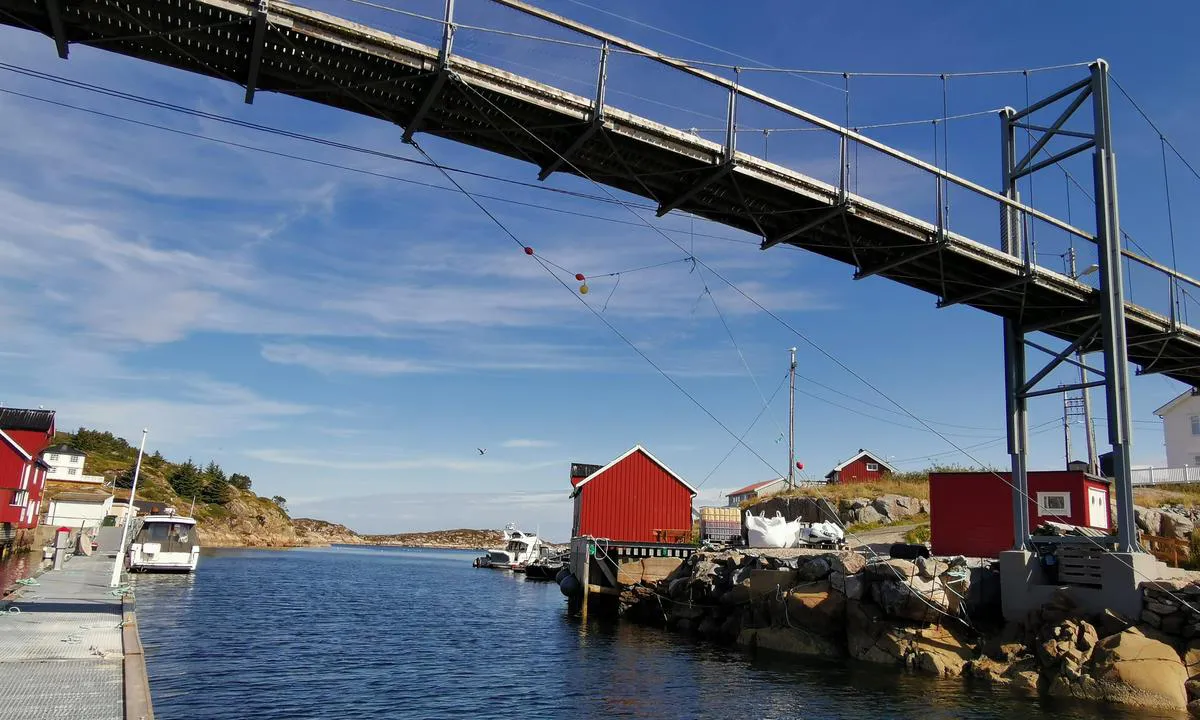 Bogøyvær Gjestehavn: {"base": "no", "no": "Ved innseiling fra S\u00f8r under hengebroen m\u00e5 man v\u00e6re oppmerksom p\u00e5 st\u00f8ttestagene som g\u00e5r ut til midten under broen og reduserer seilingsh\u00f8iden.", "se": "Vid insegling fr\u00e5n s\u00f6der under h\u00e4ngbron m\u00e5ste man vara uppm\u00e4rksam p\u00e5 de stag som g\u00e5r ut till mitten under bron och reducerar seglingsh\u00f6jden.", "en": "When entering from the south under the suspension bridge, one must be aware of the support struts that extend to the middle under the bridge and reduce the clearance height.", "da": "Ved indsejling fra syd under h\u00e6ngebroen skal man v\u00e6re opm\u00e6rksom p\u00e5 st\u00f8ttebenene, som g\u00e5r ud til midten under broen og reducerer sejlingsh\u00f8jden.", "fr": "En entrant par le Sud sous le pont suspendu, il faut faire attention aux \u00e9tais qui s'\u00e9tendent jusqu'au milieu sous le pont et r\u00e9duisent la hauteur de navigation.", "de": "Beim Einlaufen von S\u00fcden unter der H\u00e4ngebr\u00fccke muss man auf die St\u00fctzstreben achten, die zur Mitte unter der Br\u00fccke verlaufen und die Durchfahrtsh\u00f6he reduzieren.", "es": "Al entrar desde el sur por debajo del puente colgante, hay que prestar atenci\u00f3n a los tirantes que llegan hasta el centro por debajo del puente y reducen la altura de navegaci\u00f3n.", "it": "All'ingresso da Sud sotto il ponte sospeso, bisogna prestare attenzione ai tiranti che si estendono fino al centro sotto il ponte e riducono l'altezza navigabile.", "pt": "Ao navegar a partir do sul sob a ponte suspensa, deve-se prestar aten\u00e7\u00e3o \u00e0s travessas de suporte que se estendem at\u00e9 o meio sob a ponte e reduzem a altura de navega\u00e7\u00e3o.", "nl": "Bij de nadering vanaf het zuiden onder de hangbrug moet men letten op de steunbalken die naar het midden onder de brug uitsteken en de doorvaarthoogte verminderen.", "pl": "Podczas wp\u0142ywania od po\u0142udnia pod mostem wisz\u0105cym, nale\u017cy zwr\u00f3ci\u0107 uwag\u0119 na podpory, kt\u00f3re si\u0119gaj\u0105 do \u015brodka pod mostem i zmniejszaj\u0105 wysoko\u015b\u0107 prze\u015bwitu.", "uk": "\u041f\u0440\u0438 \u0437\u0430\u0445\u043e\u0434\u0456 \u0437 \u043f\u0456\u0432\u0434\u043d\u044f \u043f\u0456\u0434 \u043f\u0456\u0434\u0432\u0456\u0441\u043d\u0438\u043c \u043c\u043e\u0441\u0442\u043e\u043c \u0442\u0440\u0435\u0431\u0430 \u0437\u0432\u0435\u0440\u0442\u0430\u0442\u0438 \u0443\u0432\u0430\u0433\u0443 \u043d\u0430 \u043f\u0456\u0434\u0442\u0440\u0438\u043c\u0443\u044e\u0447\u0456 \u0442\u0440\u043e\u0441\u0438, \u044f\u043a\u0456 \u0439\u0434\u0443\u0442\u044c \u0434\u043e \u0441\u0435\u0440\u0435\u0434\u0438\u043d\u0438 \u043f\u0456\u0434 \u043c\u043e\u0441\u0442\u043e\u043c \u0456 \u0437\u043c\u0435\u043d\u0448\u0443\u044e\u0442\u044c \u043f\u0440\u043e\u0445\u0456\u0434\u043d\u0443 \u0432\u0438\u0441\u043e\u0442\u0443.", "ro": "La intrarea dinspre sud sub podul suspendat, trebuie s\u0103 fi\u021bi aten\u021bi la st\u00e2lpii de sus\u021binere care se extind p\u00e2n\u0103 la mijlocul podului \u0219i reduc \u00een\u0103l\u021bimea de naviga\u021bie.", "tr": "G\u00fcneyden asma k\u00f6pr\u00fcn\u00fcn alt\u0131ndan girerken, k\u00f6pr\u00fc alt\u0131na uzanan destek direklerine dikkat etmek gerekir, \u00e7\u00fcnk\u00fc bunlar seyir y\u00fcksekli\u011fini azalt\u0131r.", "el": "\u039a\u03b1\u03c4\u03ac \u03c4\u03b7\u03bd \u03b5\u03af\u03c3\u03bf\u03b4\u03bf \u03b1\u03c0\u03cc \u03c4\u03bf\u03bd \u039d\u03cc\u03c4\u03bf \u03ba\u03ac\u03c4\u03c9 \u03b1\u03c0\u03cc \u03c4\u03b7\u03bd \u03ba\u03c1\u03b5\u03bc\u03b1\u03c3\u03c4\u03ae \u03b3\u03ad\u03c6\u03c5\u03c1\u03b1, \u03c0\u03c1\u03ad\u03c0\u03b5\u03b9 \u03bd\u03b1 \u03c0\u03c1\u03bf\u03c3\u03ad\u03c7\u03b5\u03c4\u03b5 \u03c4\u03b1 \u03c3\u03c4\u03b7\u03c1\u03af\u03b3\u03bc\u03b1\u03c4\u03b1 \u03c0\u03bf\u03c5 \u03b5\u03ba\u03c4\u03b5\u03af\u03bd\u03bf\u03bd\u03c4\u03b1\u03b9 \u03c0\u03c1\u03bf\u03c2 \u03c4\u03bf \u03ba\u03ad\u03bd\u03c4\u03c1\u03bf \u03ba\u03ac\u03c4\u03c9 \u03b1\u03c0\u03cc \u03c4\u03b7 \u03b3\u03ad\u03c6\u03c5\u03c1\u03b1 \u03ba\u03b1\u03b9 \u03bc\u03b5\u03b9\u03ce\u03bd\u03bf\u03c5\u03bd \u03c4\u03bf \u03cd\u03c8\u03bf\u03c2 \u03c0\u03bb\u03b5\u03cd\u03c3\u03b7\u03c2.", "cs": "P\u0159i vplouv\u00e1n\u00ed z jihu pod visut\u00fdm mostem je t\u0159eba d\u00e1vat pozor na podp\u016frn\u00e9 vzp\u011bry, kter\u00e9 vedou do st\u0159edu pod mostem a sni\u017euj\u00ed plavebn\u00ed v\u00fd\u0161ku.", "hu": "D\u00e9l fel\u0151l t\u00f6rt\u00e9n\u0151 behaj\u00f3z\u00e1skor a f\u00fcgg\u0151h\u00edd alatt figyelni kell a h\u00edd alatt k\u00f6z\u00e9pre ny\u00fal\u00f3 t\u00e1maszt\u00f3gerend\u00e1kra, amelyek cs\u00f6kkentik az \u00e1thaj\u00f3z\u00e1si magass\u00e1got.", "fi": "Etel\u00e4st\u00e4 saapuvien sis\u00e4\u00e4ntulon aikana riippusillan alitse tulee kiinnitt\u00e4\u00e4 huomiota tukijalkoihin, jotka ulottuvat keskelle sillan alapuolella ja v\u00e4hent\u00e4v\u00e4t purjehduskorkeutta.", "bg": "\u041f\u0440\u0438 \u0432\u043b\u0438\u0437\u0430\u043d\u0435 \u043e\u0442 \u044e\u0433 \u043f\u043e\u0434 \u0432\u0438\u0441\u044f\u0449\u0438\u044f \u043c\u043e\u0441\u0442 \u0442\u0440\u044f\u0431\u0432\u0430 \u0434\u0430 \u0441\u0435 \u0432\u043d\u0438\u043c\u0430\u0432\u0430 \u0437\u0430 \u043f\u043e\u0434\u043f\u043e\u0440\u043d\u0438\u0442\u0435 \u0433\u0440\u0435\u0434\u0438, \u043a\u043e\u0438\u0442\u043e \u0438\u0437\u043b\u0438\u0437\u0430\u0442 \u043a\u044a\u043c \u0441\u0440\u0435\u0434\u0430\u0442\u0430 \u043f\u043e\u0434 \u043c\u043e\u0441\u0442\u0430 \u0438 \u043d\u0430\u043c\u0430\u043b\u044f\u0432\u0430\u0442 \u0432\u0438\u0441\u043e\u0447\u0438\u043d\u0430\u0442\u0430 \u043d\u0430 \u043f\u0440\u0435\u043c\u0438\u043d\u0430\u0432\u0430\u043d\u0435.", "sr": "\u041f\u0440\u0438 \u0443\u043b\u0430\u0437\u0430\u043a \u0441\u0430 \u0458\u0443\u0433\u0430 \u0438\u0441\u043f\u043e\u0434 \u0432\u0438\u0441\u0435\u045b\u0435\u0433 \u043c\u043e\u0441\u0442\u0430 \u043c\u043e\u0440\u0430 \u0441\u0435 \u043e\u0431\u0440\u0430\u0442\u0438\u0442\u0438 \u043f\u0430\u0436\u045a\u0430 \u043d\u0430 \u043f\u043e\u0442\u043f\u043e\u0440\u043d\u0435 \u0441\u0442\u0443\u0431\u043e\u0432\u0435 \u043a\u043e\u0458\u0438 \u0438\u0434\u0443 \u0434\u043e \u0441\u0440\u0435\u0434\u0438\u043d\u0435 \u0438\u0441\u043f\u043e\u0434 \u043c\u043e\u0441\u0442\u0430 \u0438 \u0441\u043c\u0430\u045a\u0443\u0458\u0443 \u0432\u0438\u0441\u0438\u043d\u0443 \u0437\u0430 \u043f\u043b\u043e\u0432\u0438\u0434\u0431\u0443.", "et": "Sisses\u00f5idul l\u00f5unast alt rippsilla tuleb olla ettevaatlik tagasi kantritega, mis ulatuvad silla keskpaigani ja v\u00e4hendavad s\u00f5iduk\u00f5rgust.", "lv": "Iebraucot no dienvidiem zem piek\u0101rt\u0101 tilta, j\u0101uzman\u0101s no atbalsta balstiem, kas izvirz\u012bti uz vidu zem tilta un samazina ku\u0123o\u0161anas augstumu.", "lt": "Plaukiant i\u0161 piet\u0173 po pakabinamuoju tiltu, reikia atkreipti d\u0117mes\u012f \u012f atramines sijas, kurios i\u0161siki\u0161a \u012f vidur\u012f po tiltu ir suma\u017eina plaukimo auk\u0161t\u012f."}