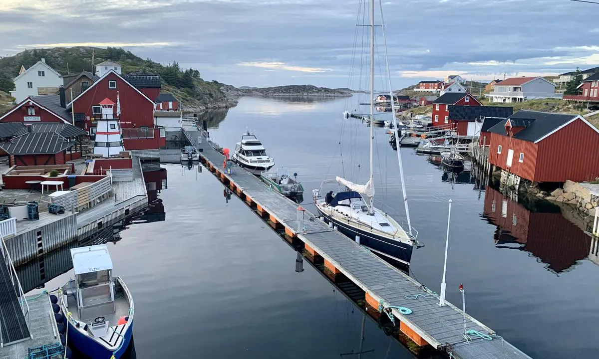 Bogøyvær Gjestehavn: Svært idyllisk havn. Og ikke minst Supen Pøbb. Seilbåter inn fra nordvest.
