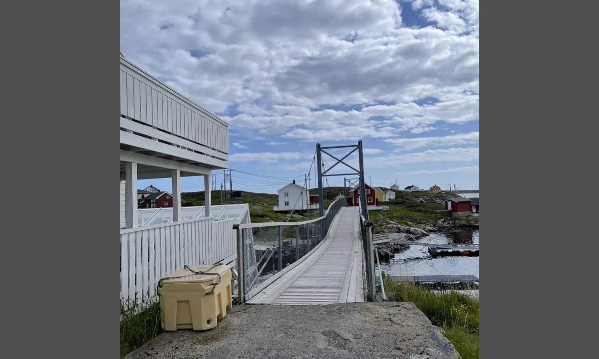 Bogøyvær Gjestehavn: {"base": "no", "no": "Gangbrua mellom \u00f8yene leder til den lengste stien (15-20 min) til ett av de to utsiktspunktene.", "se": "G\u00e5ngbron mellan \u00f6arna leder till den l\u00e4ngsta stigen (15-20 min) till en av de tv\u00e5 utsiktspunkterna.", "en": "The walkway between the islands leads to the longest trail (15-20 minutes) to one of the two viewpoints.", "da": "Gangbroen mellem \u00f8erne leder til den l\u00e6ngste sti (15-20 min) til et af de to udsigtspunkter."}