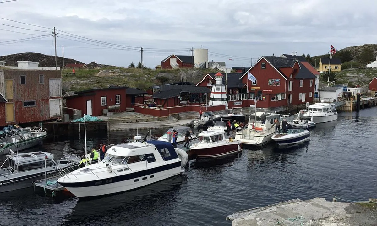 Bogøyvær Gjestehavn: {"base": "no", "no": "En rolig l\u00f8rdag i Bog\u00f8yv\u00e6r. I sesong kan det v\u00e6re trangt om plassen p\u00e5 l\u00f8rdager n\u00e5r alle skal ha fish & chips p\u00e5 Supen P\u00f8bb.", "se": "En lugn l\u00f6rdag i Bog\u00f8yv\u00e6r. Under s\u00e4songen kan det vara tr\u00e5ngt om plats p\u00e5 l\u00f6rdagar n\u00e4r alla ska ha fish & chips p\u00e5 Supen P\u00f6bb.", "en": "A peaceful Saturday in Bog\u00f8yv\u00e6r. During the season, space can be tight on Saturdays when everyone wants fish & chips at Supen Pub.", "da": "En rolig l\u00f8rdag i Bog\u00f8yv\u00e6r. I s\u00e6sonen kan der v\u00e6re trangt med plads om l\u00f8rdagen, n\u00e5r alle skal have fish & chips p\u00e5 Supen P\u00f8bb."}