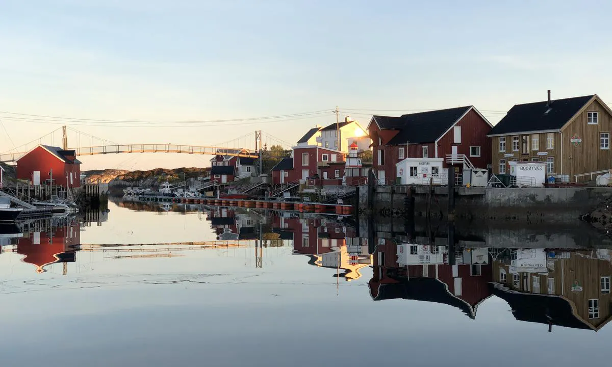 Bogøyvær Gjestehavn: {"base": "no", "no": "Innenfor ruteb\u00e5tkaia i Bog\u00f8yv\u00e6r finner du en flytebrygge for gjester.", "se": "Inom f\u00f6rbindelseb\u00e5tskajen i Bog\u00f8yv\u00e6r hittar du en flytbrygga f\u00f6r g\u00e4ster.", "en": "Inside the ferry dock in Bog\u00f8yv\u00e6r, you will find a floating dock for guests.", "da": "Inden for ruteb\u00e5dsbroen i Bog\u00f8yv\u00e6r finder du en flydebro til g\u00e6ster."}
