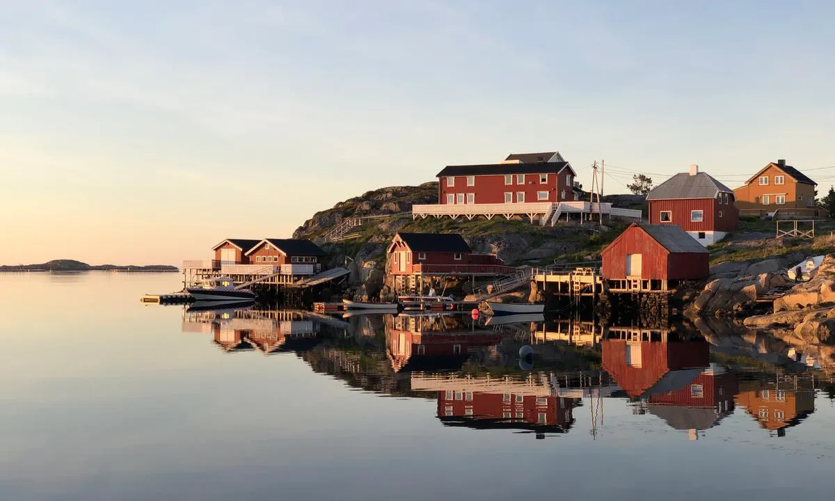 Bogøyvær Gjestehavn: {"base": "no", "no": "Kveldsstemning p\u00e5 Bog\u00f8yv\u00e6r i Sula. Utsikt fra indre havn og nordover.", "se": "Kv\u00e4llsst\u00e4mning p\u00e5 Bog\u00f8yv\u00e6r i Sula. Utsikt fr\u00e5n inre hamnen och norrut.", "en": "Evening atmosphere at Bog\u00f8yv\u00e6r in Sula. View from the inner harbor and northward.", "da": "Aftenstemning p\u00e5 Bog\u00f8v\u00e6r i Sula. Udsigt fra indre havn og nordover."}