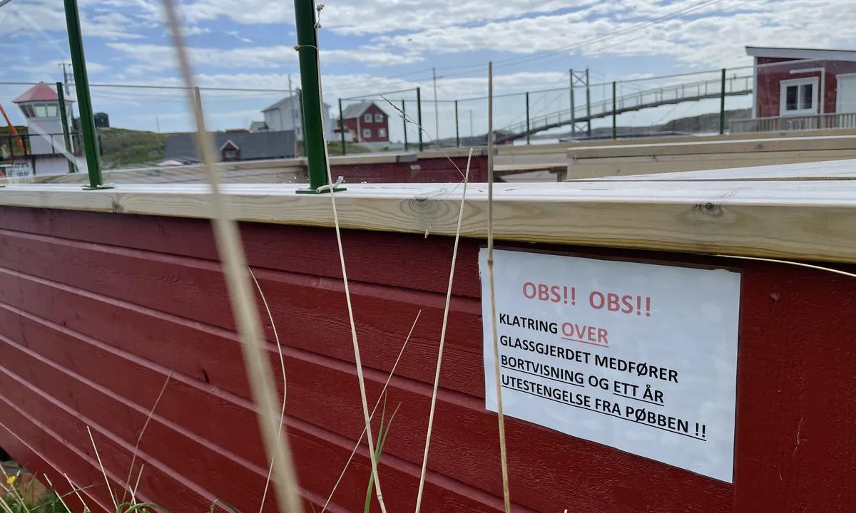 Bogøyvær Gjestehavn: {"base": "no", "no": "Gjelder \u00e5 holde seg i skinnet..", "se": "Det g\u00e4ller att h\u00e5lla sig i skinnet.", "en": "It's important to keep your cool.", "da": "Det g\u00e6lder om at holde sig i skindet.."}