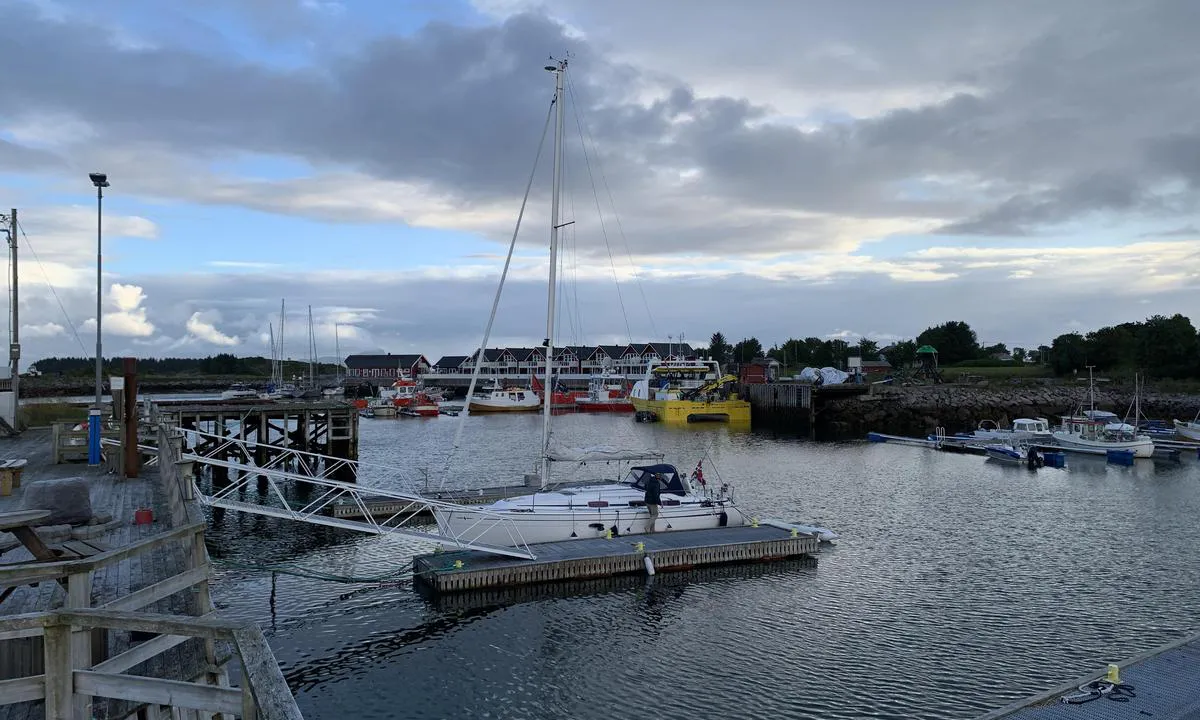Bolga Brygge: {"base": "no", "no": "De andre gjestebryggene. Disse er gratis f\u00f8rste d\u00f8gnet.", "se": "De andra g\u00e4stbryggorna. Dessa \u00e4r gratis f\u00f6rsta dygnet.", "en": "The other guest piers. These are free for the first 24 hours.", "da": "De andre g\u00e6stebroer. Disse er gratis det f\u00f8rste d\u00f8gn.", "fr": "Les autres quais pour invit\u00e9s. Ils sont gratuits la premi\u00e8re nuit.", "de": "Die anderen G\u00e4stestege. Diese sind die erste Nacht kostenlos.", "es": "Los otros muelles para visitantes. Estos son gratuitos la primera noche.", "it": "Le altre banchine per ospiti. Queste sono gratuite per il primo giorno.", "pt": "Os outros cais de visitantes. Estes s\u00e3o gratuitos na primeira noite.", "nl": "De andere gaststeiger. Deze zijn de eerste nacht gratis.", "pl": "Pozosta\u0142e nabrze\u017ca dla go\u015bci. Te s\u0105 bezp\u0142atne przez pierwsz\u0105 dob\u0119.", "uk": "\u0406\u043d\u0448\u0456 \u0433\u043e\u0441\u0442\u044c\u043e\u0432\u0456 \u043f\u0440\u0438\u0447\u0430\u043b\u0438. \u0412\u043e\u043d\u0438 \u0431\u0435\u0437\u043a\u043e\u0448\u0442\u043e\u0432\u043d\u0456 \u043f\u0440\u043e\u0442\u044f\u0433\u043e\u043c \u043f\u0435\u0440\u0448\u043e\u0457 \u0434\u043e\u0431\u0438.", "ro": "Celelalte pontoane pentru oaspe\u021bi. Acestea sunt gratuite pentru prima noapte.", "tr": "Di\u011fer misafir iskeleler. Bunlar ilk g\u00fcn \u00fccretsizdir.", "el": "\u039f\u03b9 \u03ac\u03bb\u03bb\u03b5\u03c2 \u03c0\u03c1\u03bf\u03b2\u03bb\u03ae\u03c4\u03b5\u03c2 \u03b5\u03c0\u03b9\u03c3\u03ba\u03b5\u03c0\u03c4\u03ce\u03bd. \u0391\u03c5\u03c4\u03ad\u03c2 \u03b5\u03af\u03bd\u03b1\u03b9 \u03b4\u03c9\u03c1\u03b5\u03ac\u03bd \u03b3\u03b9\u03b1 \u03c4\u03bf \u03c0\u03c1\u03ce\u03c4\u03bf 24\u03c9\u03c1\u03bf.", "cs": "Ostatn\u00ed p\u0159\u00edstavi\u0161t\u011b pro hosty. Prvn\u00ed noc jsou zdarma.", "hu": "A t\u00f6bbi vend\u00e9gm\u00f3l\u00f3. Ezek az els\u0151 napon ingyenesek.", "fi": "Muut vieraslaiturit. Ensimm\u00e4inen vuorokausi on ilmainen.", "bg": "\u0414\u0440\u0443\u0433\u0438\u0442\u0435 \u0433\u043e\u0441\u0442\u043e\u043f\u0440\u0438\u0435\u043c\u043d\u0438 \u043a\u0435\u0439\u043e\u0432\u0435. \u0422\u0435 \u0441\u0430 \u0431\u0435\u0437\u043f\u043b\u0430\u0442\u043d\u0438 \u043f\u044a\u0440\u0432\u043e\u0442\u043e \u0434\u0435\u043d\u043e\u043d\u043e\u0449\u0438\u0435.", "sr": "Ostalih gostuju\u0107ih pristani\u0161ta. Ova su besplatna prvog dana.", "et": "Teised k\u00fclaliskaiad. Need on esimene \u00f6\u00f6 tasuta.", "lv": "P\u0101r\u0113j\u0101s viesu piest\u0101tnes. Pirmais diennakts laiks ir bezmaksas.", "lt": "Kiti sve\u010di\u0173 prieplaukos. Jos yra nemokamos pirm\u0105 par\u0105."}