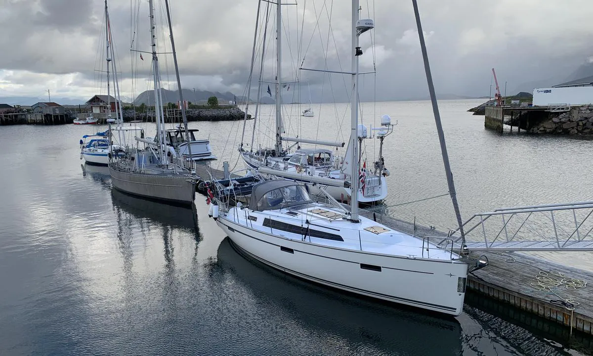 Bolga Brygge: {"base": "no", "no": "Gjestebrygga.", "se": "G\u00e4stbryggan.", "en": "Guest pier.", "da": "G\u00e6stebroen.", "fr": "Le ponton des invit\u00e9s.", "de": "G\u00e4stesteg.", "es": "El muelle de invitados.", "it": "Molo degli ospiti.", "pt": "Cais para visitantes.", "nl": "De bezoekerssteiger.", "pl": "Przysta\u0144 dla go\u015bci.", "uk": "\u0413\u043e\u0441\u0442\u044c\u043e\u0432\u0438\u0439 \u043f\u0440\u0438\u0447\u0430\u043b.", "ro": "Pontoonul pentru oaspe\u021bi.", "tr": "Misafir iskelesi.", "el": "\u03a0\u03c1\u03bf\u03b2\u03bb\u03ae\u03c4\u03b1 \u03b5\u03c0\u03b9\u03c3\u03ba\u03b5\u03c0\u03c4\u03ce\u03bd.", "cs": "Hostuj\u00edc\u00ed molo.", "hu": "Vend\u00e9gm\u00f3l\u00f3.", "fi": "Vieraslaituri.", "bg": "\u041f\u0440\u0438\u0441\u0442\u0430\u043d\u0438\u0449\u0435 \u0437\u0430 \u0433\u043e\u0441\u0442\u0438.", "sr": "\u041f\u0440\u0438\u0432\u0435\u0437 \u0437\u0430 \u0433\u043e\u0441\u0442\u0435.", "et": "K\u00fclaliskai.", "lv": "Viesu piest\u0101tne.", "lt": "Sve\u010dio prieplauka."}