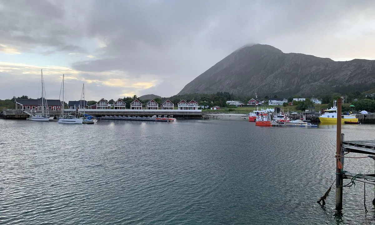 Bolga Brygge: {"base": "no", "no": "Hovedgjestebrygge til h\u00f8yre, diesel fylling rett forran den gule service b\u00e5ten.", "se": "Huvudg\u00e4stbrygga till h\u00f6ger, dieselp\u00e5fyllning rakt framf\u00f6r den gula serviceb\u00e5ten.", "en": "Main guest pier to the right, diesel filling station just in front of the yellow service boat.", "da": "Hovedg\u00e6stebro til h\u00f8jre, dieselp\u00e5fyldning lige foran den gule serviceb\u00e5d.", "fr": "Quai principal pour invit\u00e9s \u00e0 droite, ravitaillement en diesel juste en face du bateau de service jaune.", "de": "Hauptg\u00e4stepier rechts, Dieselbef\u00fcllung direkt vor dem gelben Serviceboot.", "es": "El muelle principal para hu\u00e9spedes a la derecha, llenado de di\u00e9sel justo delante del barco de servicio amarillo.", "it": "Il pontile principale per gli ospiti \u00e8 a destra, il rifornimento di diesel \u00e8 proprio di fronte alla barca gialla di servizio.", "pt": "Cais principal para visitantes \u00e0 direita, abastecimento de diesel diretamente em frente ao barco de servi\u00e7o amarelo.", "nl": "Hoofdgaststeiger aan de rechterkant, dieseltankstation recht voor de gele serviceboot.", "pl": "G\u0142\u00f3wna przysta\u0144 go\u015bcinna po prawej stronie, tankowanie oleju nap\u0119dowego tu\u017c przed \u017c\u00f3\u0142t\u0105 \u0142odzi\u0105 serwisow\u0105.", "uk": "\u0413\u043e\u043b\u043e\u0432\u043d\u0438\u0439 \u0433\u043e\u0441\u0442\u044c\u043e\u0432\u0438\u0439 \u043f\u0440\u0438\u0447\u0430\u043b \u043f\u0440\u0430\u0432\u043e\u0440\u0443\u0447, \u0437\u0430\u043f\u0440\u0430\u0432\u043a\u0430 \u0434\u0438\u0437\u0435\u043b\u0435\u043c \u043f\u0440\u044f\u043c\u043e \u043f\u0435\u0440\u0435\u0434 \u0436\u043e\u0432\u0442\u0438\u043c \u043e\u0431\u0441\u043b\u0443\u0433\u043e\u0432\u0443\u044e\u0447\u0438\u043c \u0441\u0443\u0434\u043d\u043e\u043c.", "ro": "Pontonul principal pentru oaspe\u021bi la dreapta, alimentarea cu motorin\u0103 chiar \u00een fa\u021ba b\u0103rcii de serviciu galbene.", "tr": "Ana misafir iskelesi sa\u011fda, dizel dolumu sar\u0131 servis teknesinin hemen \u00f6n\u00fcnde.", "el": "\u0397 \u03ba\u03cd\u03c1\u03b9\u03b1 \u03b1\u03c0\u03bf\u03b2\u03ac\u03b8\u03c1\u03b1 \u03b5\u03c0\u03b9\u03c3\u03ba\u03b5\u03c0\u03c4\u03ce\u03bd \u03c3\u03c4\u03b1 \u03b4\u03b5\u03be\u03b9\u03ac, \u03b7 \u03c0\u03bb\u03ae\u03c1\u03c9\u03c3\u03b7 \u03c0\u03b5\u03c4\u03c1\u03b5\u03bb\u03b1\u03af\u03bf\u03c5 \u03b1\u03ba\u03c1\u03b9\u03b2\u03ce\u03c2 \u03bc\u03c0\u03c1\u03bf\u03c3\u03c4\u03ac \u03b1\u03c0\u03cc \u03c4\u03bf \u03ba\u03af\u03c4\u03c1\u03b9\u03bd\u03bf \u03c3\u03ba\u03ac\u03c6\u03bf\u03c2 \u03b5\u03be\u03c5\u03c0\u03b7\u03c1\u03ad\u03c4\u03b7\u03c3\u03b7\u03c2.", "cs": "Hlavn\u00ed p\u0159\u00edstavn\u00ed molo na prav\u00e9 stran\u011b, \u010derp\u00e1n\u00ed nafty p\u0159\u00edmo p\u0159ed \u017elutou servisn\u00ed lod\u00ed.", "hu": "F\u0151 vend\u00e9gm\u00f3l\u00f3 jobbra, d\u00edzel tankol\u00e1s k\u00f6zvetlen\u00fcl a s\u00e1rga szervizhaj\u00f3 el\u0151tt.", "fi": "P\u00e4\u00e4vieraslaituri oikealla, dieselin tankkaus suoraan keltaisen huoltoaluksen edess\u00e4.", "bg": "\u0413\u043b\u0430\u0432\u043d\u0438\u044f\u0442 \u0433\u043e\u0441\u0442\u043e\u0432\u0438 \u043a\u0435\u0439 \u0435 \u0432\u0434\u044f\u0441\u043d\u043e, \u0437\u0430\u0440\u0435\u0436\u0434\u0430\u043d\u0435\u0442\u043e \u043d\u0430 \u0434\u0438\u0437\u0435\u043b \u0435 \u0442\u043e\u0447\u043d\u043e \u043f\u0440\u0435\u0434 \u0436\u044a\u043b\u0442\u043e\u0442\u043e \u043e\u0431\u0441\u043b\u0443\u0436\u0432\u0430\u0449\u043e \u043a\u043e\u0440\u0430\u0431\u0447\u0435.", "sr": "\u0413\u043b\u0430\u0432\u043d\u0438 \u0433\u043e\u0441\u0442\u0435\u043d\u0441\u043a\u0438 \u043c\u043e\u043b \u0441\u0430 \u0434\u0435\u0441\u043d\u0435 \u0441\u0442\u0440\u0430\u043d\u0435, \u043f\u0443\u045a\u0435\u045a\u0435 \u0434\u0438\u0437\u0435\u043b\u0430 \u043f\u0440\u0430\u0432\u043e \u0438\u0441\u043f\u0440\u0435\u0434 \u0436\u0443\u0442\u043e\u0433 \u0441\u0435\u0440\u0432\u0438\u0441\u043d\u043e\u0433 \u0431\u0440\u043e\u0434\u0430.", "et": "Peamine k\u00fclaliskai paremal, diislik\u00fctuse tankimine otse kollase teeninduslaeva ees.", "lv": "Galvenais viesu piest\u0101tne pa labi, d\u012bze\u013ca uzpilde tie\u0161i priek\u0161\u0101 dzeltenajai apkalpo\u0161anas laivai.", "lt": "Pagrindinis sve\u010di\u0173 prieplauka de\u0161in\u0117je, dyzelinio kuro u\u017epildymas tiesiai prie\u0161 gelton\u0105j\u012f aptarnavimo laiv\u0105."}