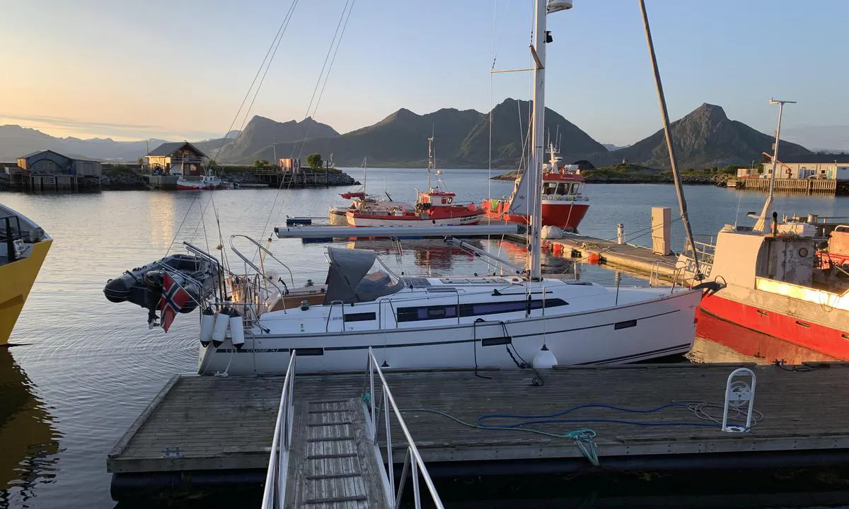 Bolga Brygge: {"base": "no", "no": "Diesel fylling, litt trang.", "se": "Dieselp\u00e5fyllning, lite tr\u00e5ngt.", "en": "Diesel refueling, a bit tight.", "da": "Dieselp\u00e5fyldning, lidt trang.", "fr": "Remplissage de diesel, un peu \u00e9troit.", "de": "Diesel tanken, etwas eng.", "es": "Repostaje de di\u00e9sel, un poco estrecho.", "it": "Rifornimento di diesel, un po' stretto.", "pt": "Abastecimento de diesel, um pouco apertado.", "nl": "Diesel bijvullen, een beetje krap.", "pl": "Tankowanie oleju nap\u0119dowego, troch\u0119 ciasno.", "uk": "\u0417\u0430\u043f\u0440\u0430\u0432\u043a\u0430 \u0434\u0438\u0437\u0435\u043b\u0435\u043c, \u0442\u0440\u043e\u0445\u0438 \u0442\u0456\u0441\u043d\u043e.", "ro": "Umplere cu motorin\u0103, pu\u021bin \u00eengust.", "tr": "Mazot dolumu, biraz dar.", "el": "\u03a0\u03bb\u03ae\u03c1\u03c9\u03c3\u03b7 \u03bd\u03c4\u03af\u03b6\u03b5\u03bb, \u03bb\u03af\u03b3\u03bf \u03c3\u03c4\u03b5\u03bd\u03cc.", "cs": "Tankov\u00e1n\u00ed nafty, trochu st\u00edsn\u011bn\u00e9.", "hu": "D\u00edzel tankol\u00e1s, kiss\u00e9 sz\u0171k.", "fi": "Dieseltankkaus, hieman ahdasta.", "bg": "\u0417\u0430\u0440\u0435\u0436\u0434\u0430\u043d\u0435 \u0441 \u0434\u0438\u0437\u0435\u043b, \u043c\u0430\u043b\u043a\u043e \u0442\u044f\u0441\u043d\u043e.", "sr": "\u041f\u0443\u045a\u0435\u045a\u0435 \u0434\u0438\u0437\u0435\u043b\u0430, \u043c\u0430\u043b\u043e \u0441\u043a\u0443\u0447\u0435\u043d\u043e.", "et": "Diisli tankimine, veidi kitsas.", "lv": "D\u012bze\u013cdegvielas uzpilde, nedaudz \u0161aura.", "lt": "Dyzelino u\u017epildymas, \u0161iek tiek ank\u0161ta."}