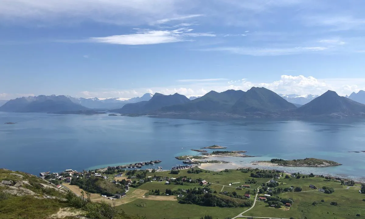 {"base": "no", "no": "Utsikt over havnen p\u00e5 vei opp til toppen av Bolga!.", "se": "Utsikt \u00f6ver hamnen p\u00e5 v\u00e4g upp till toppen av Bolga!", "en": "View of the harbor on the way up to the top of Bolga!", "da": "Udsigt over havnen p\u00e5 vej op til toppen af Bolga!."}