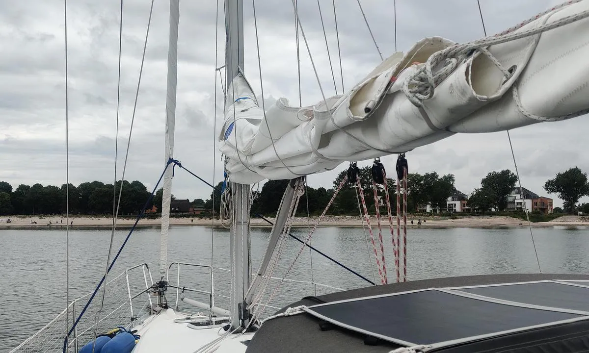 Boltenhagenbucht: {"base": "en", "no": "Hyggelig sted, n\u00e6r den popul\u00e6re stranden. Sandbunn. Du m\u00e5 holde deg utenfor den hvite b\u00f8ylinjen. Der har du omtrent 3,5m dybde.", "se": "Trevligt st\u00e4lle, n\u00e4ra den popul\u00e4ra stranden. Sandbotten. Du m\u00e5ste stanna utanf\u00f6r den vita bojlinjen. D\u00e4r kommer du att ha cirka 3,5 m djup.", "en": "Nice place, close to the popular beach. Sandy ground. You have te stay outside the white boyed line. There you'll have about 3,5m depth.", "da": "Dejligt sted, t\u00e6t p\u00e5 den popul\u00e6re strand. Sandbund. Du skal holde dig uden for den hvide b\u00f8je linje. Der har du cirka 3,5m dybde."}