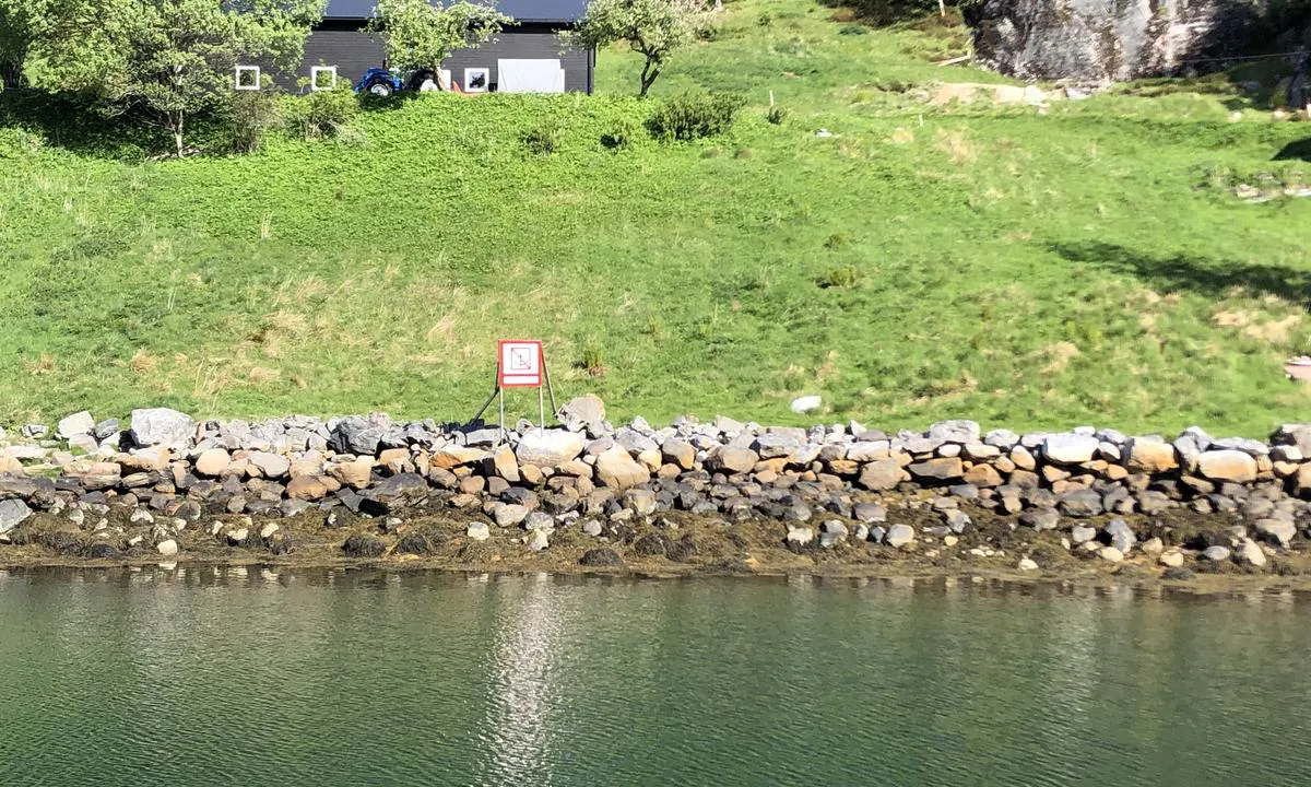 Bolvågen: {"base": "no", "no": "V\u00e6r oppmerkson p\u00e5 vannledningen som g\u00e5r ute i bukta, men som ikke er merket p\u00e5 flere sj\u00f8kart. Her fra nordsiden av bukta.", "se": "Var uppm\u00e4rksam p\u00e5 vattenledningen som g\u00e5r ute i viken, men som inte \u00e4r markerad p\u00e5 flera sj\u00f6kort. H\u00e4r fr\u00e5n norra sidan av viken.", "en": "Be aware of the water pipe running in the bay, which is not marked on several nautical charts. Here from the north side of the bay.", "da": "V\u00e6r opm\u00e6rksom p\u00e5 vandledningen, som g\u00e5r ud i bugten, men som ikke er markeret p\u00e5 flere s\u00f8kort. Her fra nordsiden af bugten."}