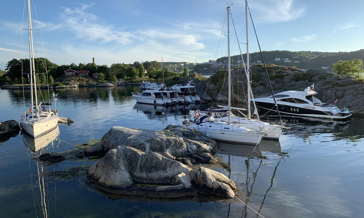 Bommen - Pjolter Bay: {"base": "no", "no": "Bilde tatt fra toppen av Leker\u00f8ya mot s\u00f8r vest.", "se": "Bild tagen fr\u00e5n toppen av Lekerya mot sydv\u00e4st.", "en": "Picture taken from the top of Leker\u00f8ya towards southwest.", "da": "Billede taget fra toppen af Leker\u00f8ya mod sydvest."}