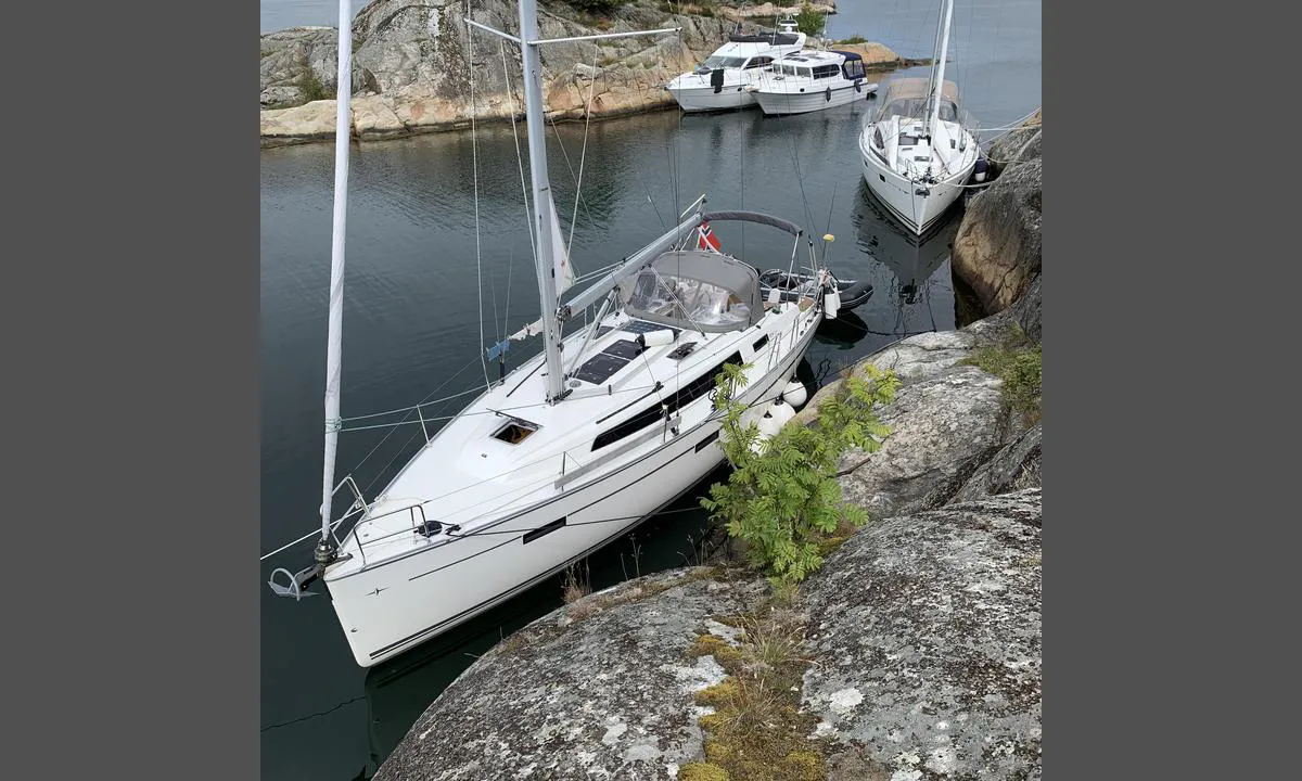 Bommen - Pjolter Bay: {"base": "no", "no": "Gode plasser langs berget n\u00e5r du seiler inn i det trange sundet mot nord.", "se": "Bra platser l\u00e4ngs berget n\u00e4r du seglar in i det tr\u00e5nga sundet mot norr.", "en": "Good spots along the rock when you sail into the narrow strait towards the north.", "da": "Gode pladser langs klippen, n\u00e5r du sejler ind i den smalle sund mod nord."}