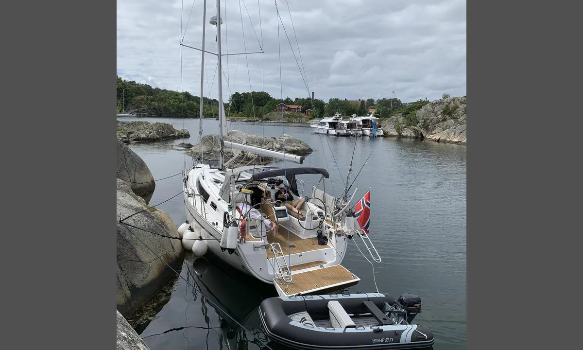 Bommen - Pjolter Bay: {"base": "no", "no": "Videre inn sundet er det masse plasser til h\u00f8yre og venstre, mulig \u00e5 ligge rundt det lille skj\u00e6ret p\u00e5 bildet.", "se": "Vidare in i sundet finns det massor av platser till h\u00f6ger och v\u00e4nster, m\u00f6jligt att ligga runt det lilla sk\u00e4ret p\u00e5 bilden.", "en": "Further into the channel, there are plenty of spots to the right and left, possible to moor around the small skerry in the picture.", "da": "Videre ind i sundet er der masser af pladser til h\u00f8jre og venstre, muligt at ligge rundt om det lille sk\u00e6r p\u00e5 billedet."}