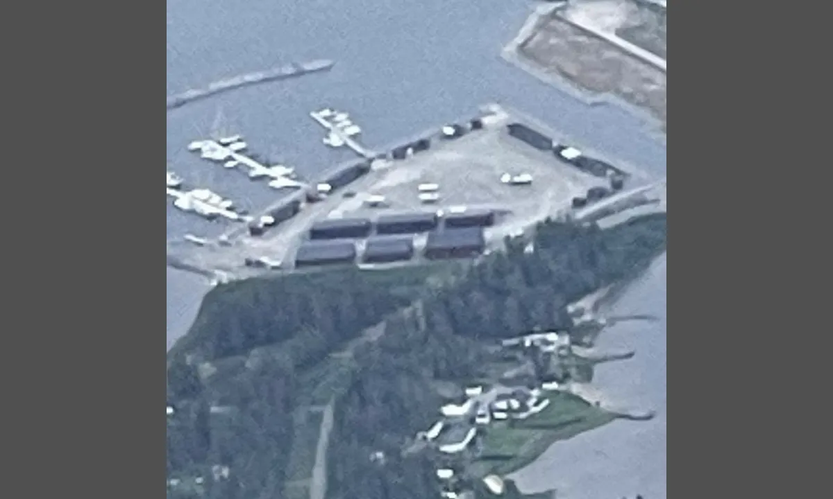 Bondön Marina: {"base": "se", "no": "Gjestplasser 8 stk med Y-bom p\u00e5 f\u00f8rste bryggen mot kanalen ytterst", "se": "G\u00e4stplatser 8 st med y bom p\u00e5 f\u00f6rsta bryggan mot kanalen l\u00e4ngst ut", "en": "Guest spots 8 pcs with Y-boom on the first dock towards the channel, at the very end", "da": "G\u00e6stepladser 8 stk. med Y-bom p\u00e5 f\u00f8rste bro mod kanalen l\u00e6ngst ude"}