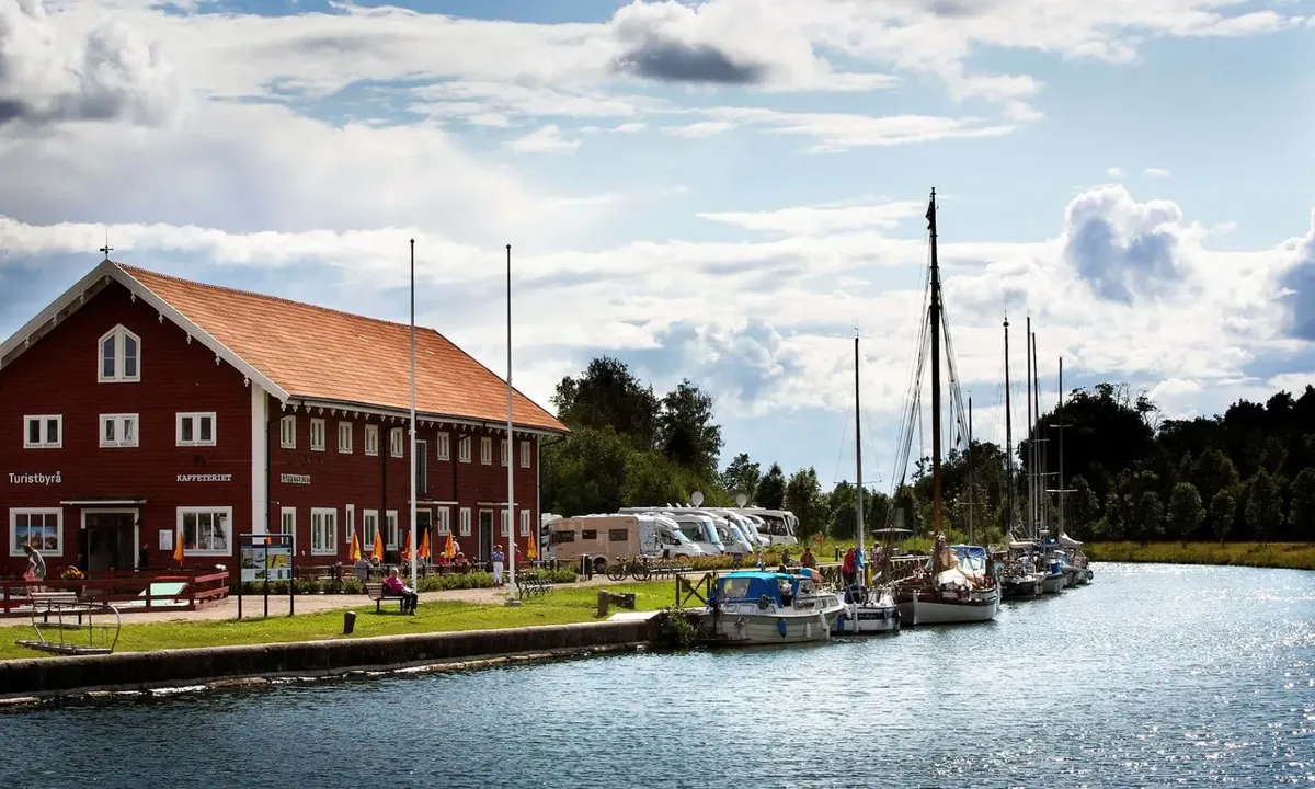Borensberg Gästhamn: {"base": "se", "no": "Foto: G\u00f6ta Kanal", "se": "Photo: G\u00f6ta Kanal", "en": "Photo: G\u00f6ta Canal", "da": "Foto: G\u00f6ta Kanal"}