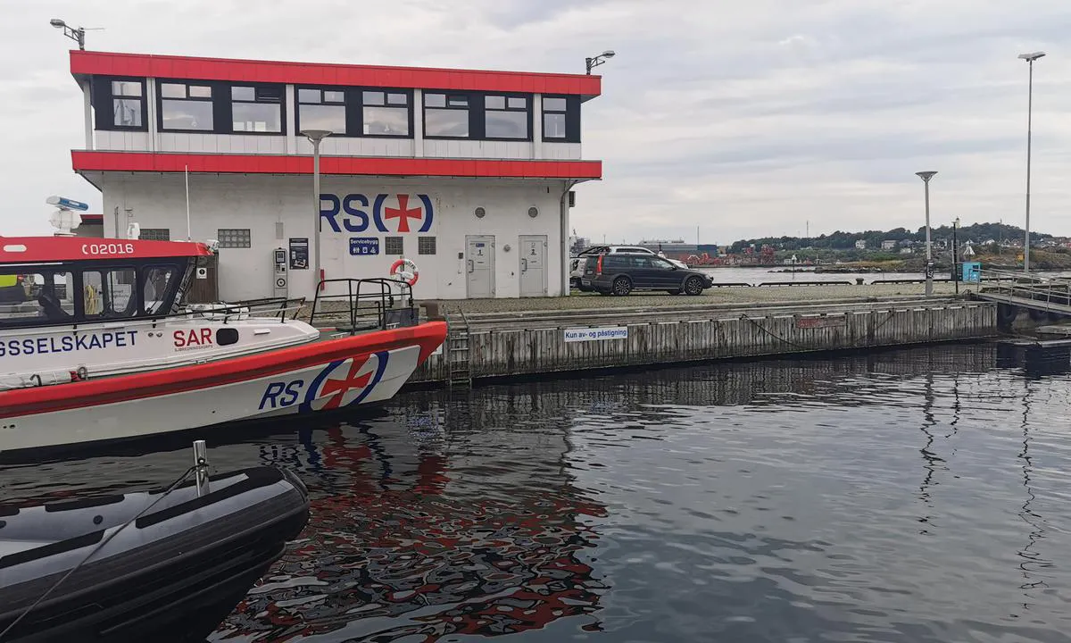 Børevigå Gjestehavn - Stavanger: {"base": "no", "no": "Rene og pene sanit\u00e6ranlegg. Vaskemaskin. Kode f\u00e5s p\u00e5 kvittering n\u00e5r havneavgift betales med GoMarina app.", "se": "Rena och fina sanitetsanl\u00e4ggningar. Tv\u00e4ttmaskin. Kod f\u00e5s p\u00e5 kvitto n\u00e4r hamnavgift betalas med GoMarina app.", "en": "Clean and well-maintained sanitary facilities. Washing machine. Code provided on the receipt when the harbour fee is paid with the GoMarina app.", "da": "Rene og p\u00e6ne sanit\u00e6ranl\u00e6g. Vaskemaskine. Kode f\u00e5s p\u00e5 kvittering n\u00e5r havneafgift betales med GoMarina app."}