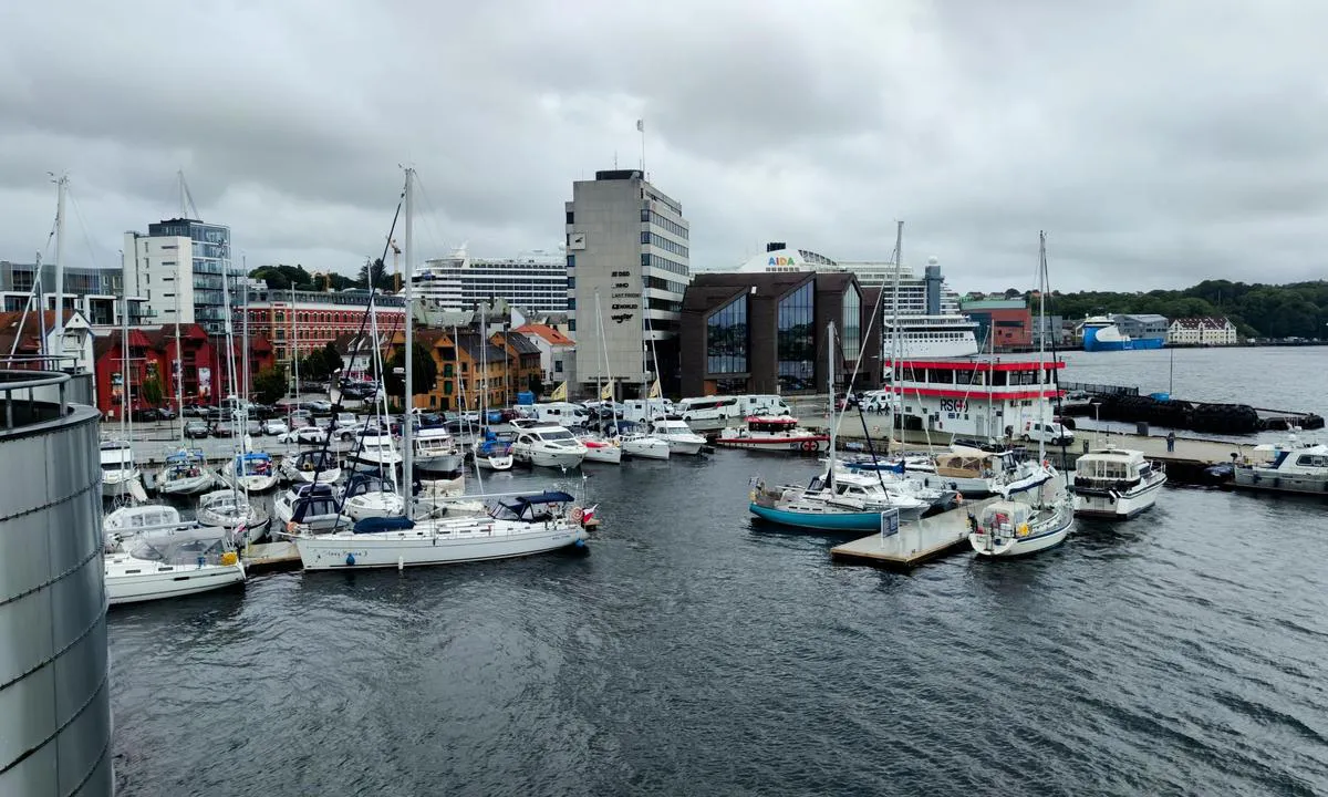Børevigå Gjestehavn - Stavanger: Fortøyning langs flytebrygger eller utriggere som er montert fra kai. Populær havn med mye båter som skal inn og ut i løpet av en dag.