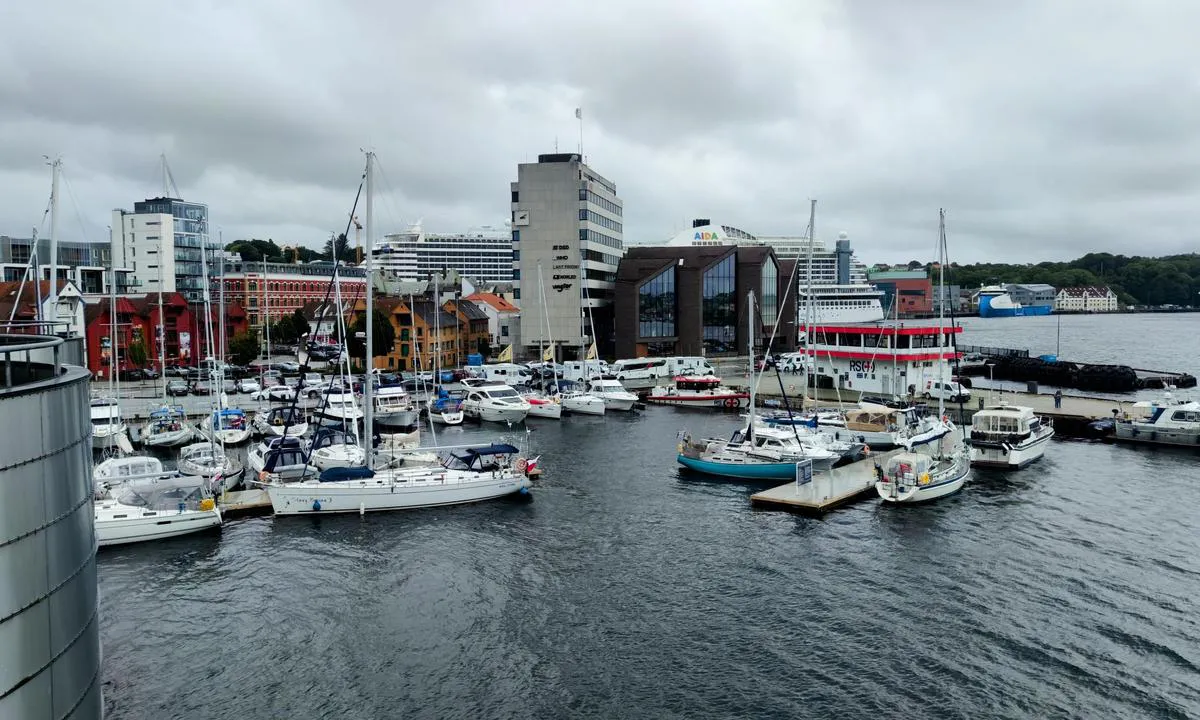 Børevigå Gjestehavn - Stavanger: {"base": "no", "no": "Fort\u00f8yning langs flytebrygger eller utriggere som er montert fra kai. Popul\u00e6r havn med mye b\u00e5ter som skal inn og ut i l\u00f8pet av en dag.", "se": "F\u00f6rt\u00f6jning l\u00e4ngs flytbryggor eller utriggare som \u00e4r monterade fr\u00e5n kaj. Popul\u00e4r hamn med m\u00e5nga b\u00e5tar som ska in och ut under en dag.", "en": "Mooring along floating docks or pontoons that are mounted from the quay. Popular harbor with many boats coming in and out during the day.", "da": "Fort\u00f8jning langs flydebroer eller udriggere som er monteret fra kaj. Popul\u00e6r havn med mange b\u00e5de som skal ind og ud i l\u00f8bet af en dag."}