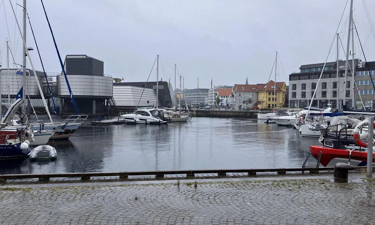 Børevigå Gjestehavn - Stavanger: {"base": "no", "no": "En regnfull dag i Aug 22", "se": "En regnig dag i Aug 22", "en": "A rainy day in Aug 22", "da": "En regnfuld dag i aug 22"}