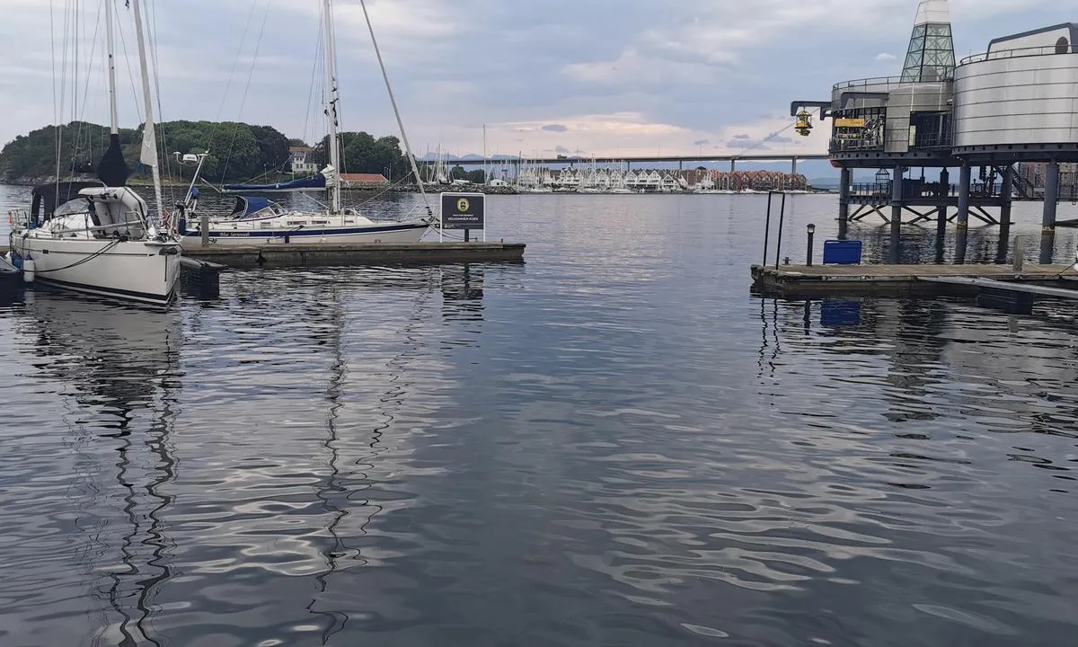 Børevigå Gjestehavn - Stavanger: {"base": "no", "no": "Inngangen til havna sett fra innsiden", "se": "Ing\u00e5ngen till hamnen sedd fr\u00e5n insidan", "en": "The entrance to the harbor seen from the inside", "da": "Indgangen til havnen set fra indersiden"}