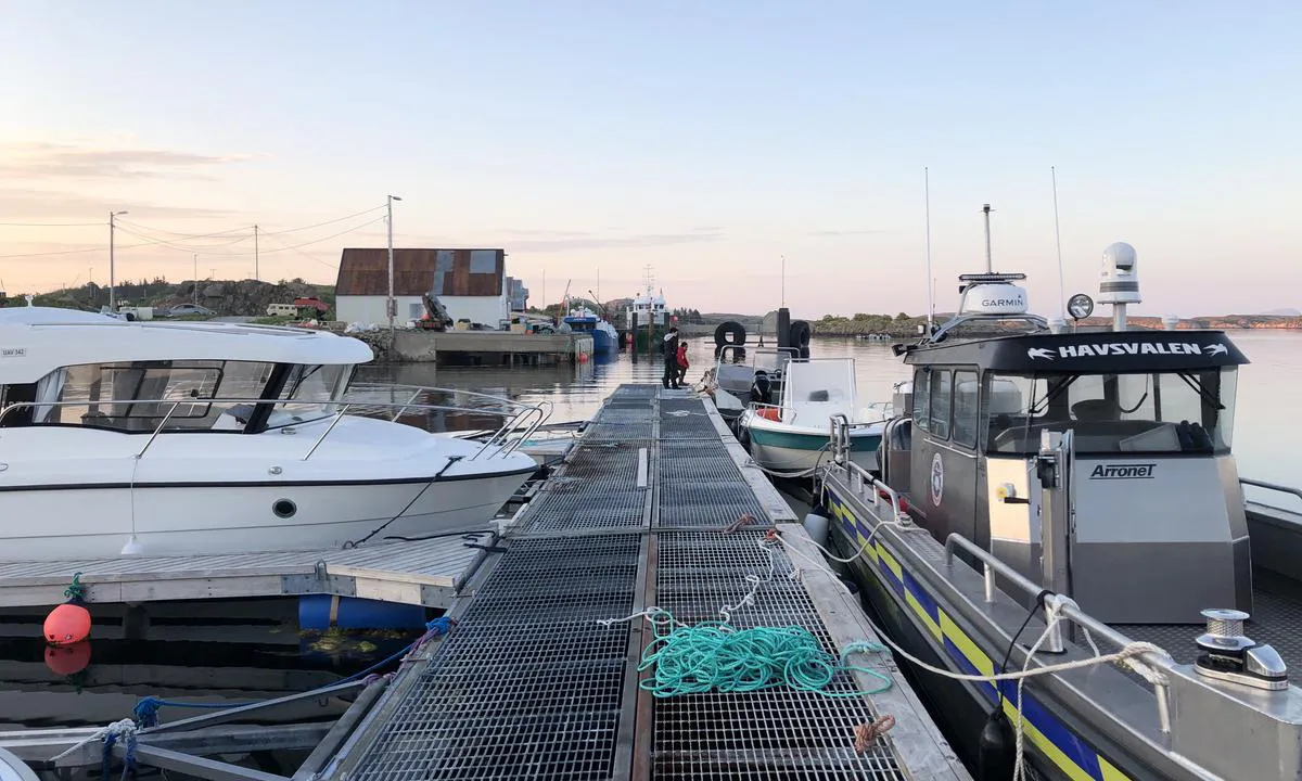 {"base": "no", "no": "Flytebrygga i gjestehavna p\u00e5 Borgan.", "se": "Flytbryggan i g\u00e4sthamnen p\u00e5 Borgan.", "en": "The floating dock in the guest harbor at Borgan.", "da": "Flydebroen i g\u00e6stehavnen p\u00e5 Borgan."}