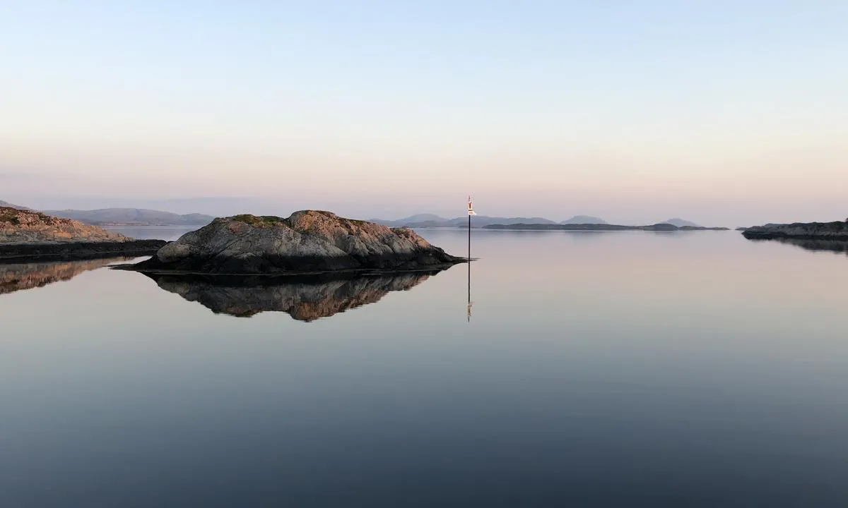 «Nightwatch» på vei ut fra havna i Borgan.