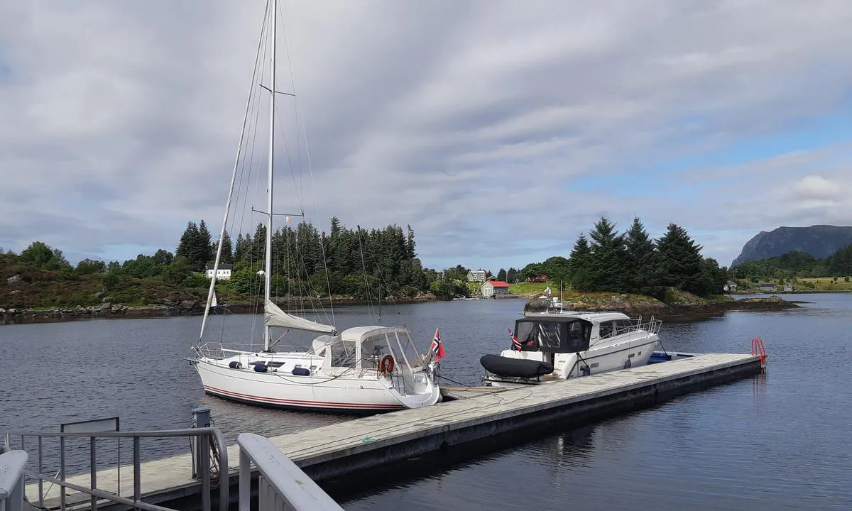 Borgarøya - Ulstein: {"base": "no", "no": "Brygga sett fra landgangen.", "se": "Bryggan sedd fr\u00e5n landg\u00e5ngen.", "en": "The pier seen from the gangway.", "da": "Bryggen set fra landgangen."}