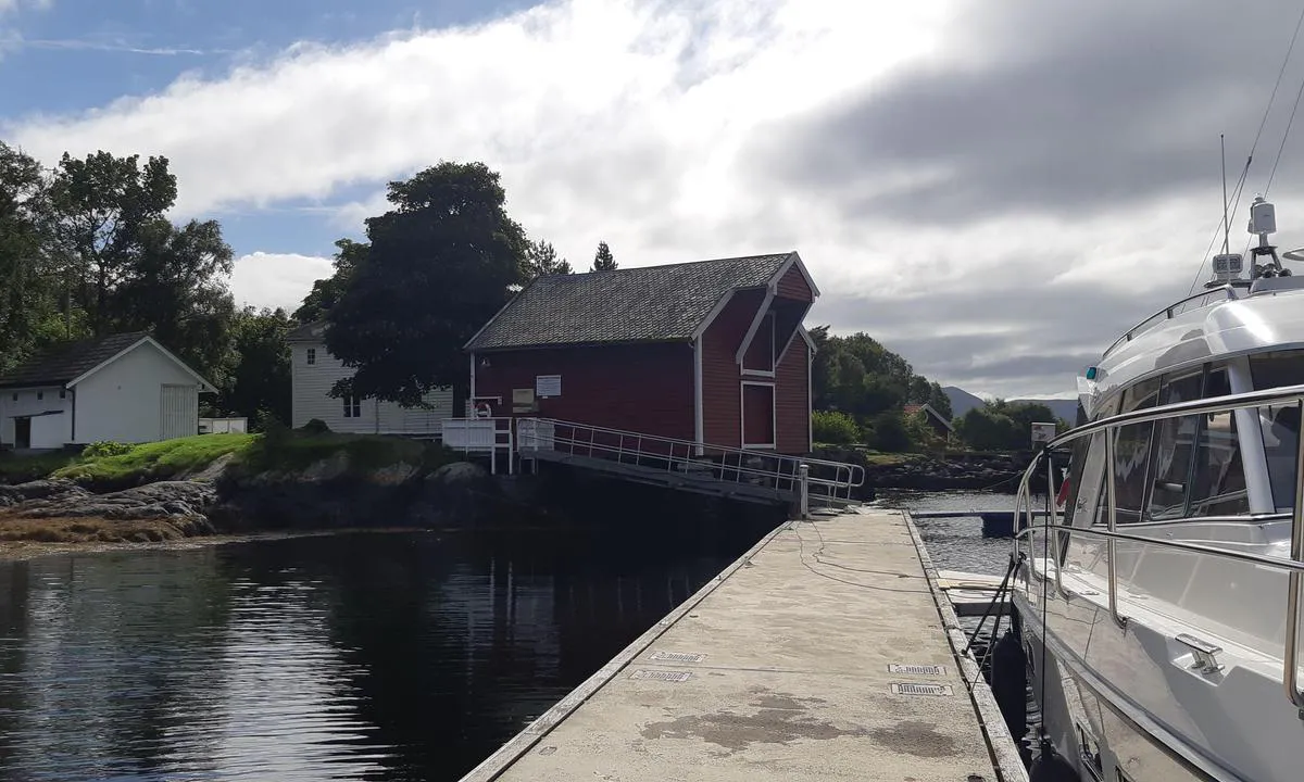 Borgarøya - Ulstein: Det hvite bygget til venstre inneholder toaletter (Også handikaptoalett)