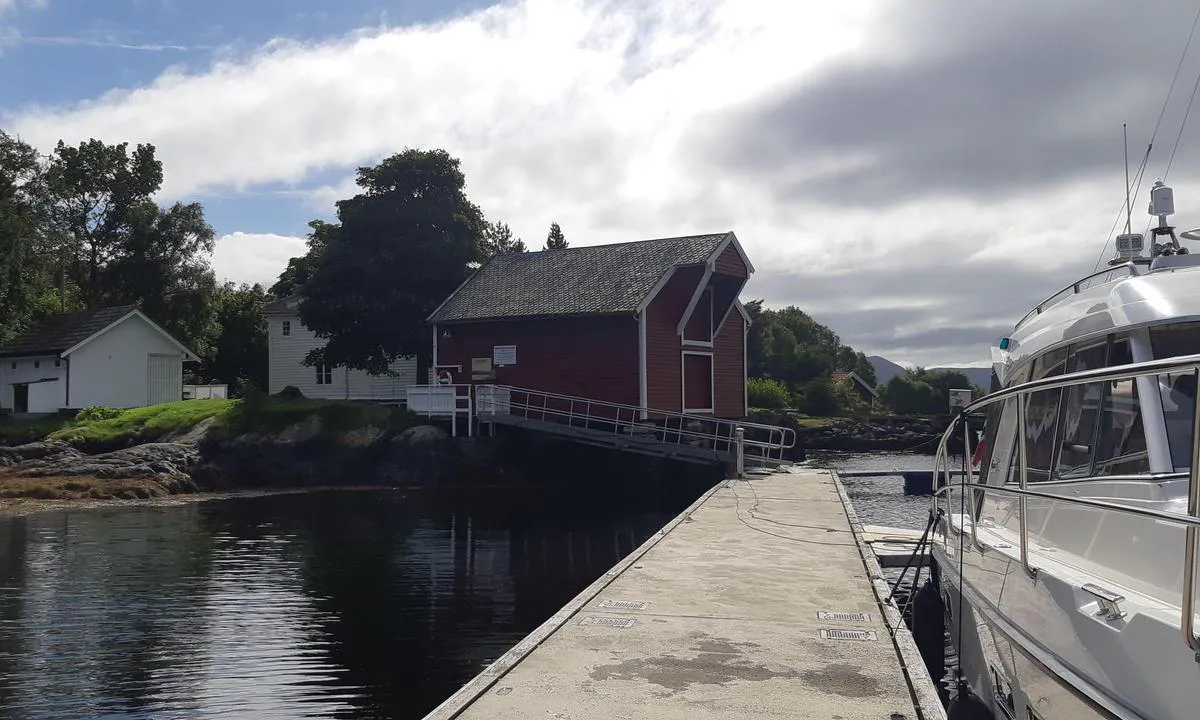 Borgarøya - Ulstein: {"base": "no", "no": "Det hvite bygget til venstre inneholder toaletter (Ogs\u00e5 handikaptoalett)", "se": "Den vita byggnaden till v\u00e4nster inneh\u00e5ller toaletter (ocks\u00e5 handikapptoalett)", "en": "The white building on the left contains toilets (including a handicapped toilet)", "da": "Den hvide bygning til venstre indeholder toiletter (ogs\u00e5 handicaptoilet)"}
