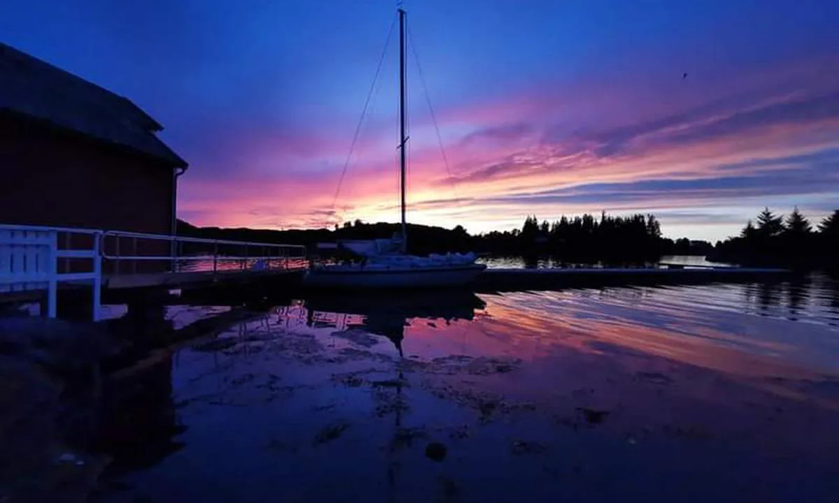 Min seglbåt på brygga til Borgarøya. .