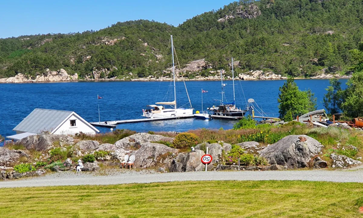 Borgøy Sjøhus - Hattarvåg: {"base": "no", "no": "Man kan ogs\u00e5 ligge til gjestehavna, like nord\u00f8st for sj\u00f8huset.", "se": "Man kan ocks\u00e5 l\u00e4gga till i g\u00e4sthamnen, strax nordost om b\u00e5thuset.", "en": "One can also dock at the guest harbor, just northeast of the boathouse.", "da": "Man kan ogs\u00e5 l\u00e6gge til g\u00e6stehavnen, lige nord\u00f8st for s\u00f8huset."}