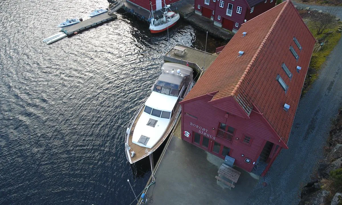 Borgøy Sjøhus - Hattarvåg: {"base": "no", "no": "Borg\u00f8y Sjohus. Er lite plass da deler av kaien er reservert ruteb\u00e5ten.", "se": "Borg\u00f8y Sj\u00f6hus. Lite plats d\u00e5 delar av kajen \u00e4r reserverad f\u00f6r rutb\u00e5ten.", "en": "Borg\u00f8y Sjohus. There is limited space as part of the quay is reserved for the route boat.", "da": "Borg\u00f8y Sj\u00f8hus. Der er lidt plads, da dele af kajen er reserveret ruteb\u00e5den."}