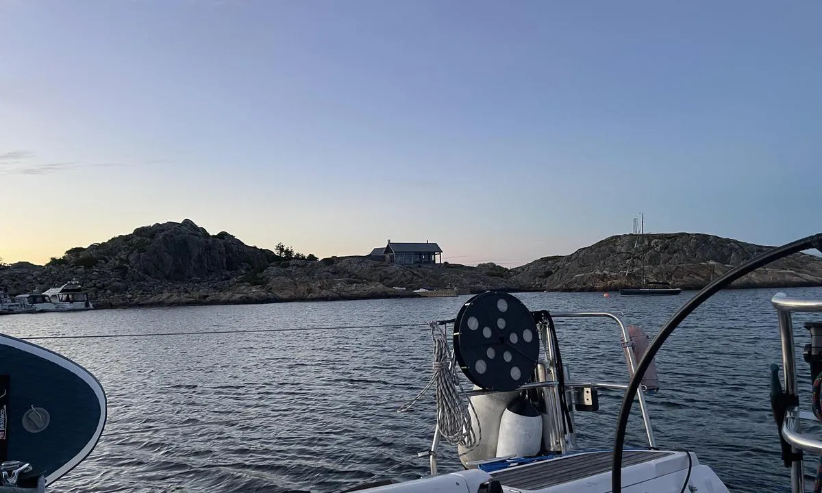 Børholmen: {"base": "no", "no": "Mot \u00f8st.", "se": "Mot \u00f6st.", "en": "To the east.", "da": "Mod \u00f8st."}
