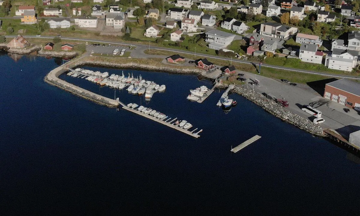 {"base": "no", "no": "B\u00e5thavna p\u00e5 Borkenes i Kv\u00e6fjord. Gjestebrygge som kan brukes gratis i noen f\u00e5 timer. Bensin/dieselautomat 20m fra gjestekaien. 2-300m til dagligvarebutikk.", "se": "B\u00e5thamnen p\u00e5 Borkenes i Kv\u00e6fjord. G\u00e4stbrygga som kan anv\u00e4ndas gratis i n\u00e5gra f\u00e5 timmar. Bensin/dieselautomat 20m fr\u00e5n g\u00e4stbryggan. 2-300m till livsmedelsbutik.", "en": "The marina at Borkenes in Kv\u00e6fjord. Guest dock that can be used free of charge for a few hours. Gasoline/diesel pump 20m from the guest dock. 2-300m to grocery store.", "da": "B\u00e5dhavnen p\u00e5 Borkenes i Kv\u00e6fjord. G\u00e6stebro som kan bruges gratis i nogle f\u00e5 timer. Benzin/dieselautomat 20m fra g\u00e6stekajen. 2-300m til dagligvarebutik."}