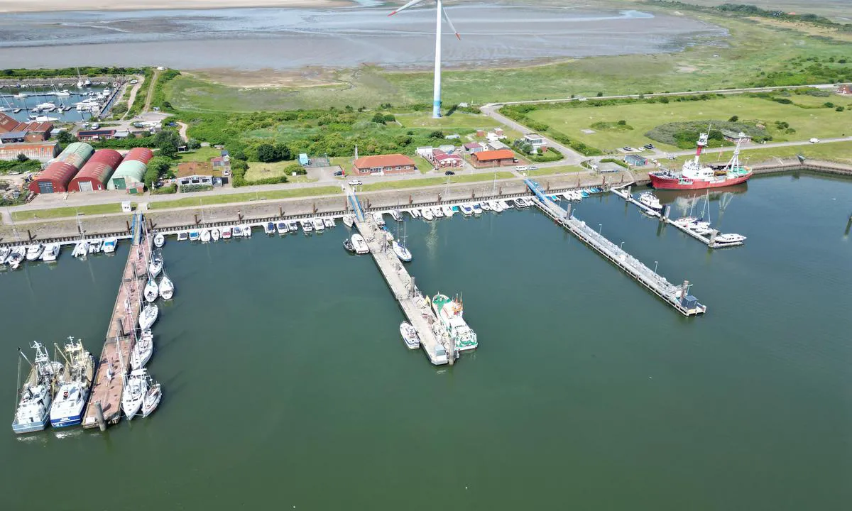 {"base": "no", "no": "Fyrskipet Borkum Riff til h\u00f8gre, og oppe til venstre kan ein sj\u00e5 litt av havna litt som ligg litt s\u00f8r.", "se": "Fyrskeppet Borkum Riff till h\u00f6ger, och uppe till v\u00e4nster kan man se lite av hamnen som ligger lite s\u00f6derut.", "en": "The lightship Borkum Riff to the right, and up to the left one can see a bit of the harbor which lies slightly to the south.", "da": "Fyrskibet Borkum Riff til h\u00f8jre, og oppe til venstre kan man se lidt af havnen som ligger lidt sydp\u00e5.", "fr": "Le bateau-phare Borkum Riff \u00e0 droite, et en haut \u00e0 gauche, on peut voir une partie du port situ\u00e9 un peu plus au sud.", "de": "Das Feuerschiff Borkum Riff rechts, und oben links kann man ein wenig von dem Hafen sehen, der etwas s\u00fcdlich liegt.", "es": "El barco faro Borkum Riff a la derecha, y arriba a la izquierda se puede ver un poco del puerto que se encuentra un poco al sur.", "it": "Nave faro Borkum Riff a destra, e in alto a sinistra si pu\u00f2 vedere un po' del porto che si trova poco pi\u00f9 a sud.", "pt": "O navio-farol Borkum Riff \u00e0 direita, e \u00e0 esquerda no topo pode-se ver um pouco do porto que fica um pouco ao sul.", "nl": "Het vuurschip Borkum Riff naar rechts, en bovenaan links kan men een beetje van de haven zien die iets naar het zuiden ligt.", "pl": "Latarnia morska Borkum Riff po prawej, a na g\u00f3rze po lewej wida\u0107 troch\u0119 portu, kt\u00f3ry znajduje si\u0119 na po\u0142udnie.", "uk": "\u0421\u0443\u0434\u043d\u043e-\u043c\u0430\u044f\u043a Borkum Riff \u043f\u0440\u0430\u0432\u043e\u0440\u0443\u0447, \u0456 \u043d\u0430\u0433\u043e\u0440\u0456 \u0437\u043b\u0456\u0432\u0430 \u043c\u043e\u0436\u043d\u0430 \u043f\u043e\u0431\u0430\u0447\u0438\u0442\u0438 \u0442\u0440\u043e\u0445\u0438 \u0433\u0430\u0432\u0430\u043d\u0456, \u044f\u043a\u0430 \u0437\u043d\u0430\u0445\u043e\u0434\u0438\u0442\u044c\u0441\u044f \u0442\u0440\u043e\u0445\u0438 \u043d\u0430 \u043f\u0456\u0432\u0434\u0435\u043d\u044c.", "ro": "Nava far Borkum Riff la dreapta, \u0219i \u00een st\u00e2nga sus se poate vedea pu\u021bin din port, care se afl\u0103 pu\u021bin la sud.", "tr": "Sa\u011fda Borkum Riff fener gemisi ve sol \u00fcst k\u00f6\u015fede biraz g\u00fcneyde yer alan liman\u0131n bir k\u0131sm\u0131 g\u00f6r\u00fclebilir.", "el": "\u03a4\u03bf \u03c6\u03ac\u03c1\u03bf\u03c0\u03bb\u03bf\u03b9\u03bf Borkum Riff \u03c3\u03c4\u03b1 \u03b4\u03b5\u03be\u03b9\u03ac, \u03ba\u03b1\u03b9 \u03c0\u03ac\u03bd\u03c9 \u03b1\u03c1\u03b9\u03c3\u03c4\u03b5\u03c1\u03ac \u03bc\u03c0\u03bf\u03c1\u03b5\u03af \u03ba\u03b1\u03bd\u03b5\u03af\u03c2 \u03bd\u03b1 \u03b4\u03b5\u03b9 \u03bb\u03af\u03b3\u03bf \u03b1\u03c0\u03cc \u03c4\u03bf \u03bb\u03b9\u03bc\u03ac\u03bd\u03b9 \u03c0\u03bf\u03c5 \u03b2\u03c1\u03af\u03c3\u03ba\u03b5\u03c4\u03b1\u03b9 \u03bb\u03af\u03b3\u03bf \u03bd\u03cc\u03c4\u03b9\u03b1.", "cs": "Maj\u00e1kov\u00e1 lo\u010f Borkum Riff na pravoboku a vlevo naho\u0159e lze vid\u011bt trochu z p\u0159\u00edstavu, kter\u00fd se nach\u00e1z\u00ed trochu ji\u017en\u011b.", "hu": "A Borkum Riff vil\u00e1g\u00edt\u00f3haj\u00f3 jobbra, a bal fels\u0151 sarokban pedig a kik\u00f6t\u0151 egy r\u00e9sz\u00e9t lehet l\u00e1tni, amely d\u00e9lebbre tal\u00e1lhat\u00f3.", "fi": "Majakkalaiva Borkum Riff oikealla, ja vasemmalla ylh\u00e4\u00e4ll\u00e4 voi n\u00e4hd\u00e4 hieman etel\u00e4ss\u00e4 sijaitsevaa satamaa.", "bg": "\u0424\u0430\u0440\u044a\u0442 Borkum Riff \u0432\u0434\u044f\u0441\u043d\u043e, \u0430 \u0433\u043e\u0440\u0435 \u0432\u043b\u044f\u0432\u043e \u043c\u043e\u0436\u0435 \u0434\u0430 \u0441\u0435 \u0432\u0438\u0434\u0438 \u043c\u0430\u043b\u043a\u043e \u043e\u0442 \u043f\u0440\u0438\u0441\u0442\u0430\u043d\u0438\u0449\u0435\u0442\u043e, \u043a\u043e\u0435\u0442\u043e \u0441\u0435 \u043d\u0430\u043c\u0438\u0440\u0430 \u043c\u0430\u043b\u043a\u043e \u043d\u0430 \u044e\u0433.", "sr": "\u0421\u0432\u0435\u0442\u0438\u043e\u043d\u0438\u043a \u0411\u043e\u0440\u043a\u0444\u0443\u043c \u0420\u0438\u0444 \u0434\u0435\u0441\u043d\u043e, \u0438 \u0433\u043e\u0440\u0435 \u043b\u0435\u0432\u043e \u043c\u043e\u0436\u0435 \u0441\u0435 \u0432\u0438\u0434\u0435\u0442\u0438 \u043c\u0430\u043b\u043e \u043b\u0443\u043a\u0435 \u043a\u043e\u0458\u0430 \u0441\u0435 \u043d\u0430\u043b\u0430\u0437\u0438 \u043c\u0430\u043b\u043e \u0458\u0443\u0436\u043d\u0438\u0458\u0435.", "et": "Tuletornilaev Borkum Riff on paremal ja \u00fcleval vasakul on n\u00e4ha natuke sadamast, mis asub veidi l\u00f5una pool.", "lv": "Ku\u0123is Borkum Riff pa labi, un aug\u0161\u0101 pa kreisi var redz\u0113t nedaudz no ostas, kas atrodas nedaudz uz dienvidiem.", "lt": "Laivas \u0161vyturys Borkum Riff de\u0161in\u0117je, o vir\u0161uje kair\u0117je galima pamatyti dal\u012f uosto, esan\u010dio \u0161iek tiek \u012f pietus."}
