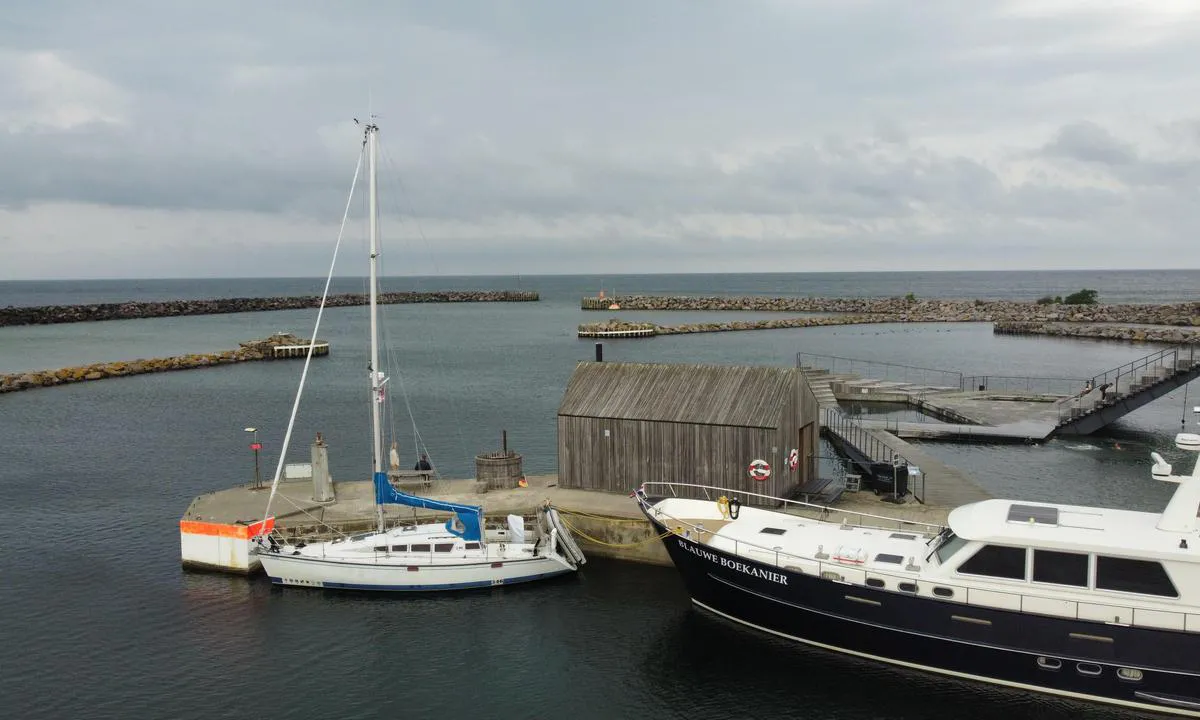 Bornholm - Hasle Havn: {"base": "de", "no": "Hasle Var full, vi m\u00e5tte legge til her.", "se": "Hasle var full, vi var tvungna att l\u00e4gga till h\u00e4r.", "en": "Hasle was full, we had to berth here.", "da": "Hasle var fyldt, vi m\u00e5tte fort\u00f8je her.", "fr": "Hasle \u00e9tait plein, nous avons d\u00fb nous amarrer ici.", "de": "Hasle War voll wir mussten hier festmachen.", "es": "Hasle estaba lleno, tuvimos que amarrar aqu\u00ed.", "it": "Hasle Era pieno, abbiamo dovuto fermarci qui.", "pt": "Hasle estava cheio, tivemos que atracar aqui.", "nl": "Hasle was vol, we moesten hier aanleggen.", "pl": "Hasle by\u0142o pe\u0142ne, musieli\u015bmy tutaj zacumowa\u0107.", "uk": "\u0425\u0430\u0441\u043b\u0435 \u0431\u0443\u0432 \u043f\u043e\u0432\u043d\u0438\u0439, \u043d\u0430\u043c \u0434\u043e\u0432\u0435\u043b\u043e\u0441\u044f \u0441\u0442\u0430\u0442\u0438 \u0442\u0443\u0442.", "ro": "Hasle Era plin, a trebuit s\u0103 ancor\u0103m aici.", "tr": "Hasle doluydu, buraya ba\u011fl\u0131 kalmak zorunda kald\u0131k.", "el": "Hasle \u03ae\u03c4\u03b1\u03bd \u03c0\u03bb\u03ae\u03c1\u03b5\u03c2, \u03ad\u03c0\u03c1\u03b5\u03c0\u03b5 \u03bd\u03b1 \u03b4\u03ad\u03c3\u03bf\u03c5\u03bc\u03b5 \u03b5\u03b4\u03ce.", "cs": "Hasle byl pln\u00fd, museli jsme zde p\u0159ist\u00e1t.", "hu": "Hasle Teli volt, \u00edgy itt kellett kik\u00f6tn\u00fcnk.", "fi": "Hasle Oli t\u00e4ynn\u00e4, jouduimme kiinnittym\u00e4\u00e4n t\u00e4nne.", "bg": "\u0425\u0430\u0441\u043b\u0435 \u0431\u0435\u0448\u0435 \u043f\u044a\u043b\u0435\u043d, \u0442\u0440\u044f\u0431\u0432\u0430\u0448\u0435 \u0434\u0430 \u0441\u043f\u0440\u0435\u043c \u0442\u0443\u043a.", "sr": "Hasle je bio pun, morali smo da se vezujemo ovde.", "et": "Hasle oli t\u00e4is, pidime siin silduma.", "lv": "Hasle bija pilna, m\u0113s bij\u0101m spiesti piest\u0101t \u0161eit.", "lt": "Hasl\u0117 buvo pilna, mes tur\u0117jome \u010dia \u0161vartuotis."}