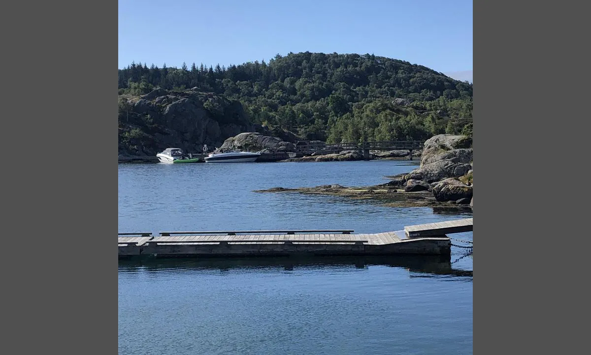 Børøya - Belland: {"base": "no", "no": "Flytebrygge med god dybde ogs\u00e5 for seilb\u00e5ter", "se": "Flytbrygga med bra djup \u00e4ven f\u00f6r segelb\u00e5tar", "en": "Floating dock with good depth also for sailboats", "da": "Flydebro med god dybde ogs\u00e5 for sejlb\u00e5de"}