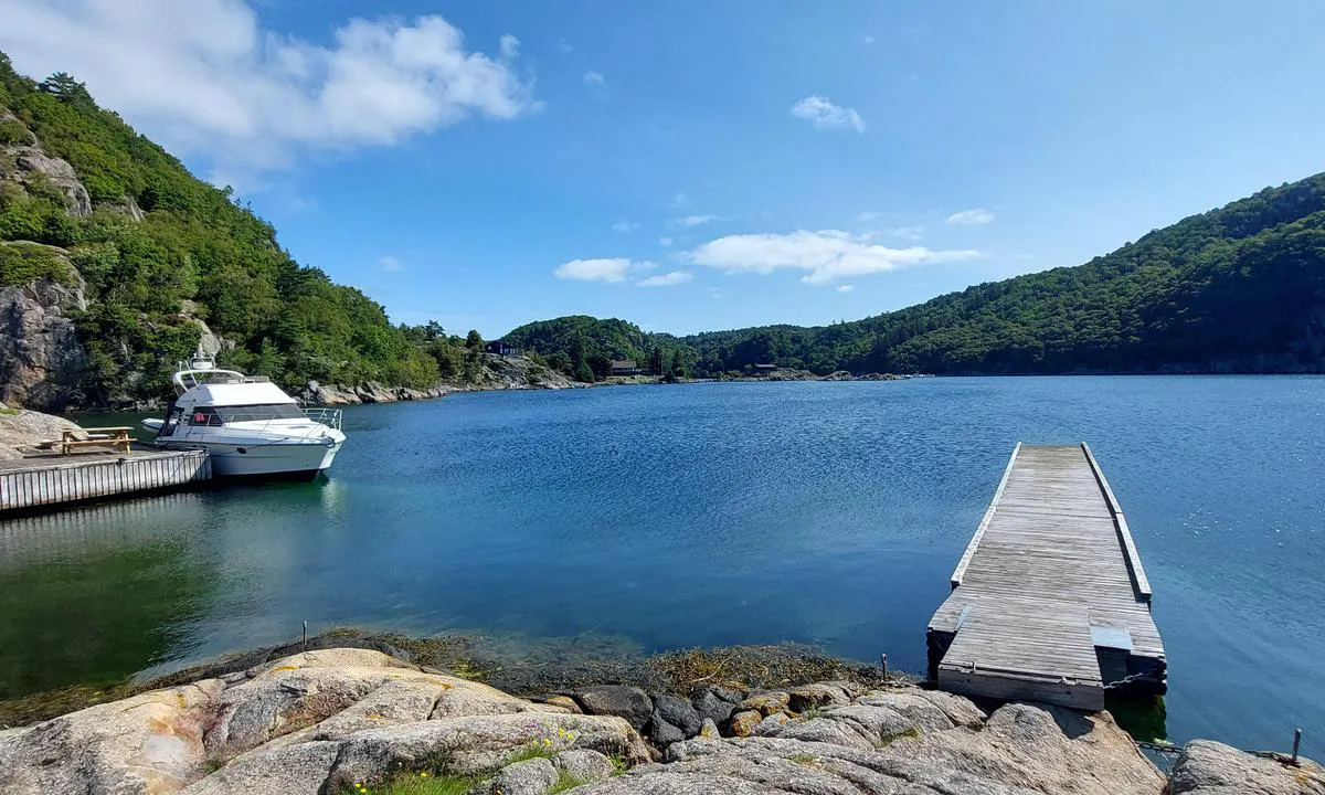 Børøya - Belland: {"base": "no", "no": "Flott plass med lee for de fleste vindretningen. God dybde ,flytebrygge har dybde nok til seilb\u00e5ter .", "se": "Fin plats med l\u00e4 f\u00f6r de flesta vindriktningar. Bra djup, flytbryggan har tillr\u00e4ckligt djup f\u00f6r segelb\u00e5tar.", "en": "Great place with shelter from most wind directions. Good depth, the floating dock has enough depth for sailboats.", "da": "Flot sted med l\u00e6 for de fleste vindretninger. God dybde, flydebro har dybde nok til sejlb\u00e5de."}