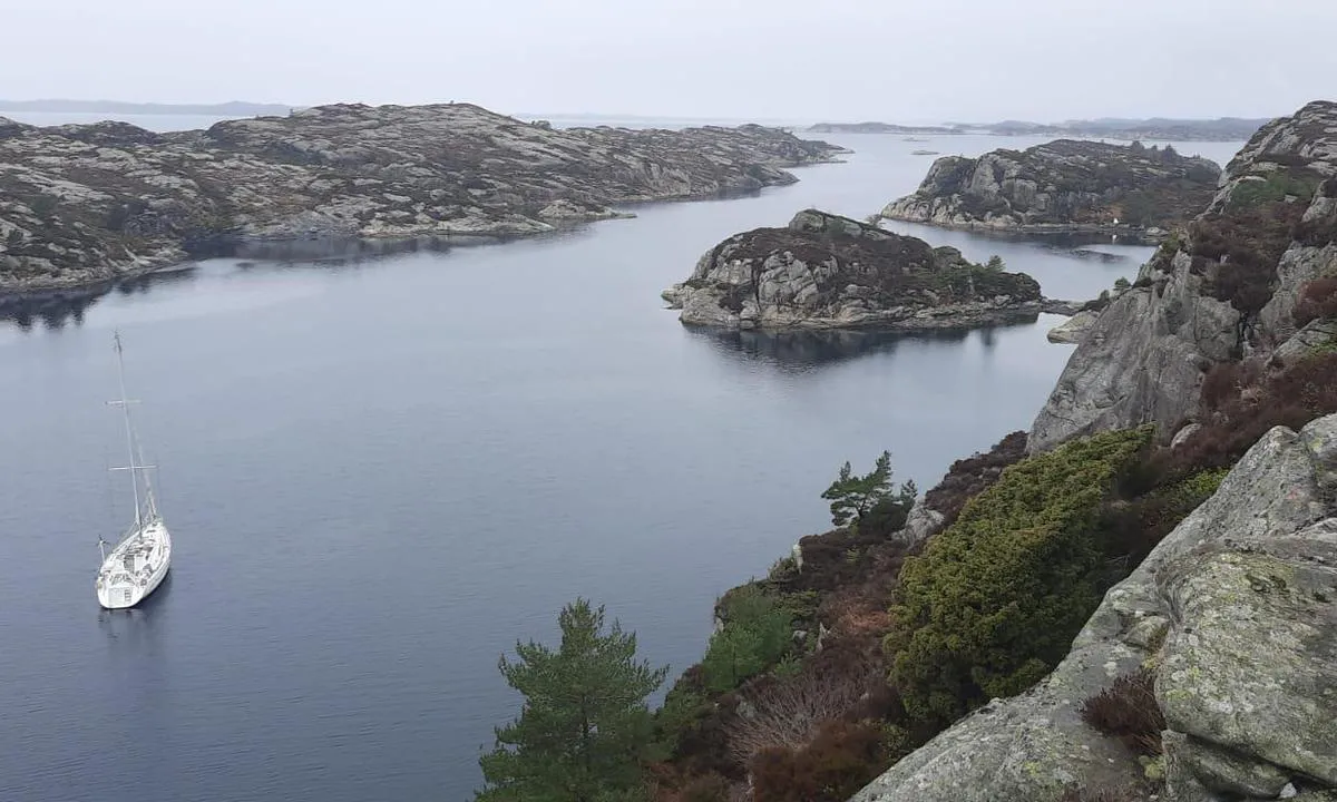 Børøypollen: {"base": "fr", "no": "Nordvestlig utsikt over ankret", "se": "Nordv\u00e4stlig vy av ankringsplatsen", "en": "Northwest view of the anchorage", "da": "Nordvestlig udsigt over ankerpladsen", "fr": "Vue nord-ouest du mouillage", "de": "Nordwestansicht des Ankerplatzes", "es": "Vista noroeste del fondeadero", "it": "Vista nord-ovest dell'ancoraggio", "pt": "Vista noroeste do ancoradouro", "nl": "Noordwestelijke aanzicht van de ankerplaats", "pl": "<span class=\"nw-view\">Widok na kotwicowisko od strony p\u00f3\u0142nocno-zachodniej</span>", "uk": "\u0412\u0438\u0434 \u043d\u0430 \u043f\u0456\u0432\u043d\u0456\u0447\u043d\u0438\u0439 \u0437\u0430\u0445\u0456\u0434 \u0432\u0456\u0434 \u044f\u043a\u043e\u0440\u043d\u043e\u0457 \u0441\u0442\u043e\u044f\u043d\u043a\u0438", "ro": "Vedere nord-vest a zonei de ancorare", "tr": "Demirleme alan\u0131n\u0131n kuzeybat\u0131 g\u00f6r\u00fcn\u00fcm\u00fc", "el": "\u0398\u03ad\u03b1 \u03b2\u03bf\u03c1\u03b5\u03b9\u03bf\u03b4\u03c5\u03c4\u03b9\u03ba\u03ac \u03c4\u03bf\u03c5 \u03b1\u03b3\u03ba\u03c5\u03c1\u03bf\u03b2\u03bf\u03bb\u03af\u03bf\u03c5", "cs": "Severoz\u00e1padn\u00ed pohled na kotvi\u0161t\u011b", "hu": "\u00c9szaknyugati kil\u00e1t\u00e1s a horgonyz\u00f3helyre", "fi": "Luoteisn\u00e4kym\u00e4 ankkuripaikasta", "bg": "\u0421\u0435\u0432\u0435\u0440\u043e\u0437\u0430\u043f\u0430\u0434\u0435\u043d \u0438\u0437\u0433\u043b\u0435\u0434 \u043a\u044a\u043c \u043a\u043e\u0442\u0432\u0435\u043d\u0430\u0442\u0430 \u0441\u0442\u043e\u044f\u043d\u043a\u0430", "sr": "Pogled sa severozapada na sidri\u0161te", "et": "Vaade ankruplatsile loode suunas", "lv": "Zieme\u013crietumu skats uz enkura vietu", "lt": "\u0160iaur\u0117s vakar\u0173 vaizdas i\u0161 inkarin\u0117s vietos"}