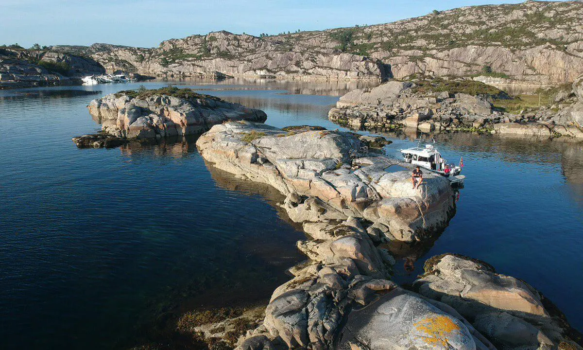 Børøypollen: {"base": "no", "no": "Rett utenfor pollen er ogs\u00e5 flere flotte plasser.", "se": "Precis utanf\u00f6r pollen finns ocks\u00e5 flera fina platser.", "en": "Right outside the inlet, there are also several great spots.", "da": "Lige uden for pollen er der ogs\u00e5 flere flotte steder."}