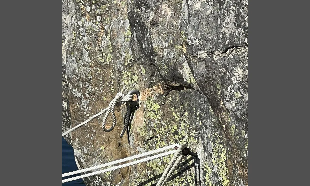 Børøypollen: {"base": "no", "no": "Noen bolter/ringer i fjellveggen, p\u00e5 \u00f8stsiden", "se": "N\u00e5gra bultar/ringar i klippv\u00e4ggen, p\u00e5 \u00f6stsidan", "en": "Some bolts/rings in the rock face, on the east side", "da": "Nogle bolte/ringe i klippev\u00e6ggen, p\u00e5 \u00f8stsiden"}