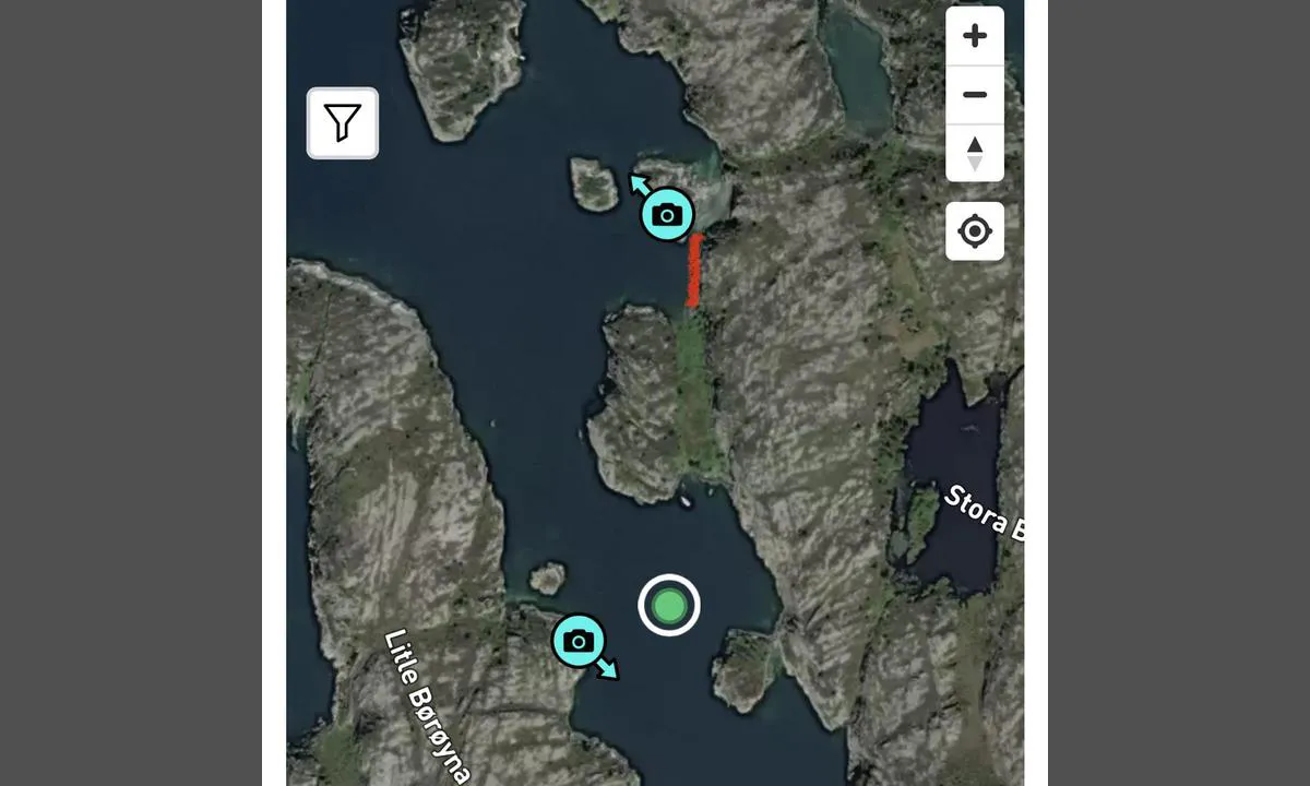 Børøypollen: {"base": "no", "no": "Noen bolter/ringer i fjellveggen, p\u00e5 \u00f8stsiden (merket i r\u00f8dt)", "se": "N\u00e5gra bultar/ringar i bergv\u00e4ggen, p\u00e5 \u00f6stsidan (markerad i r\u00f6tt)", "en": "Some bolts/rings in the rock face, on the east side (marked in red)", "da": "Nogle bolte/ringe i klippev\u00e6ggen, p\u00e5 \u00f8stsiden (markeret med r\u00f8dt)"}