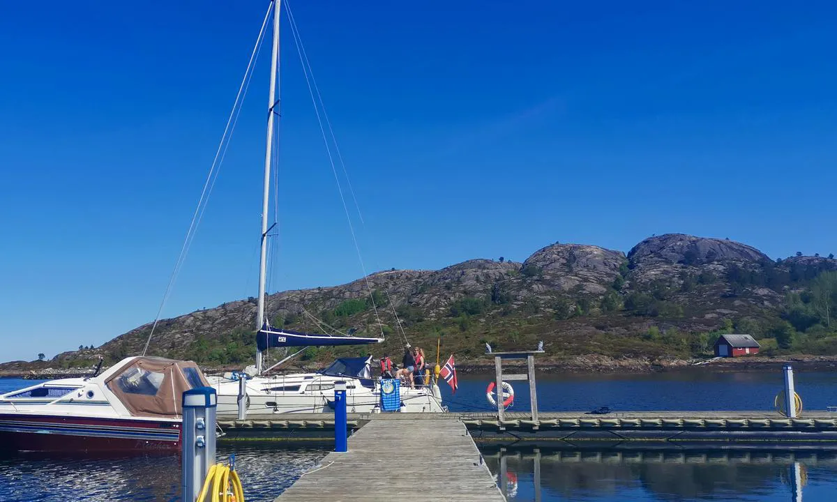 Børøysund Marina: {"base": "no", "no": "Longside fort\u00f8yning p\u00e5 utsiden av flytebryggen.", "se": "L\u00e5ngsides f\u00f6rt\u00f6jning p\u00e5 utsidan av flytbryggan.", "en": "Alongside mooring on the outside of the floating dock.", "da": "Langside fort\u00f8jning p\u00e5 ydersiden af flydebroen."}